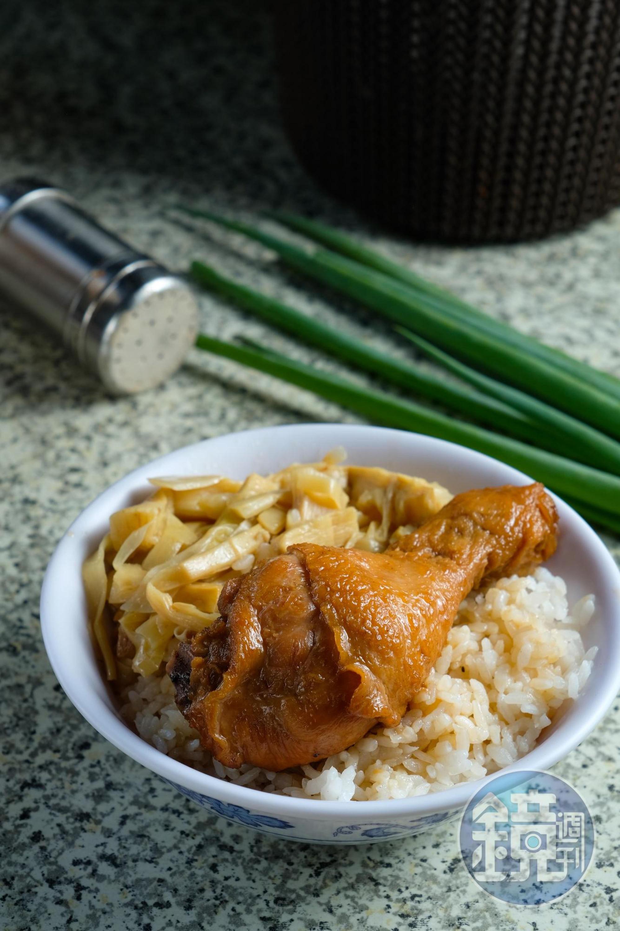 「雞腿飯」 以醬油為基底，略加麻油和薑滷過，亦為人氣飯類。（55元／碗）