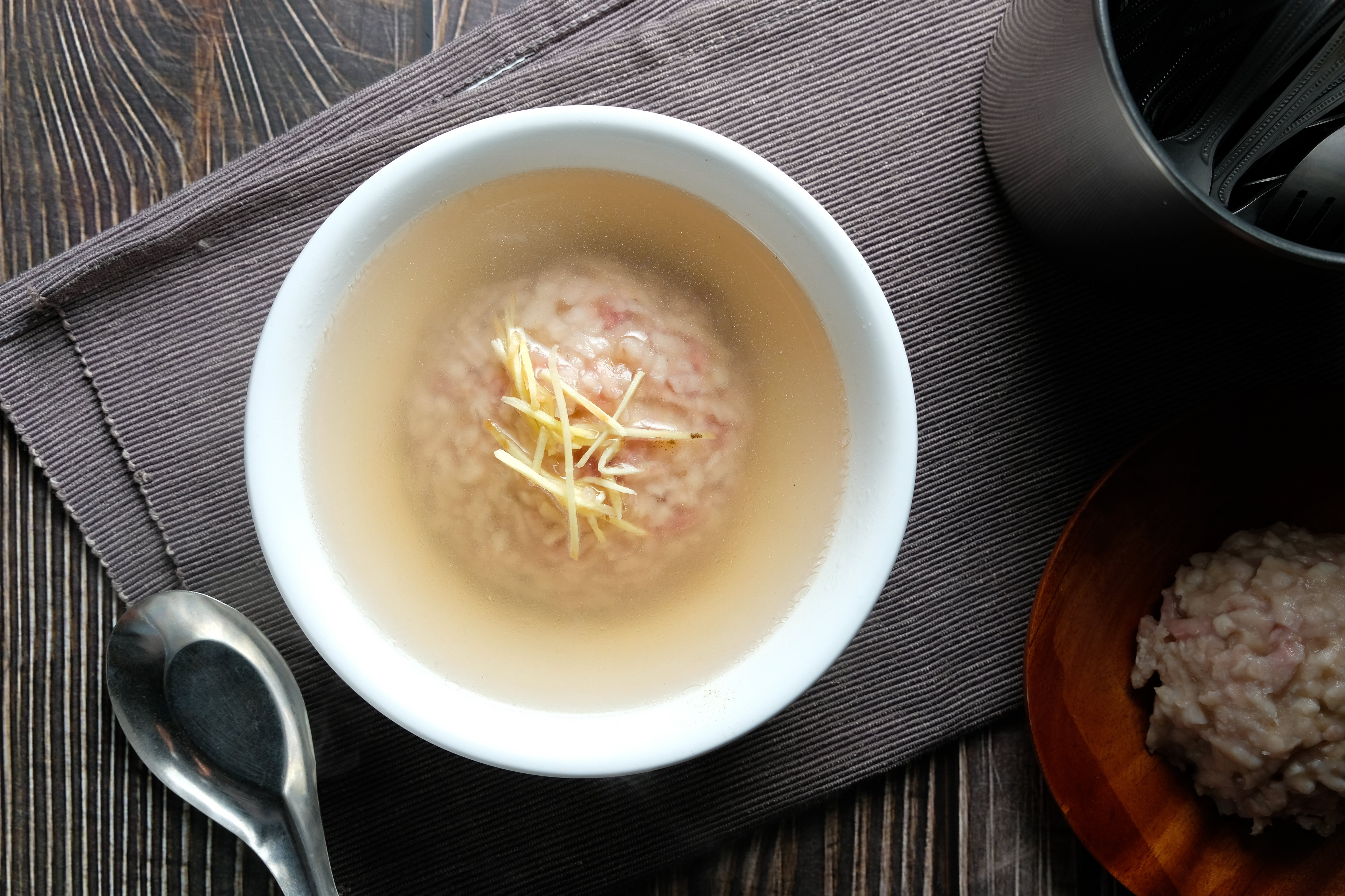 「芋丸湯」顏值頗美，吃得到鬆綿的芋頭簽，芋香濃郁。（30元／碗）