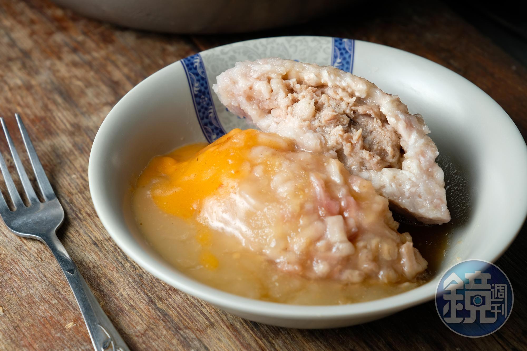 「乾芋丸」肉餡經香料和醬油調味,搭配店家自煮的甜麵醬、甜辣醬,鹹甜微辣。(30元/顆)