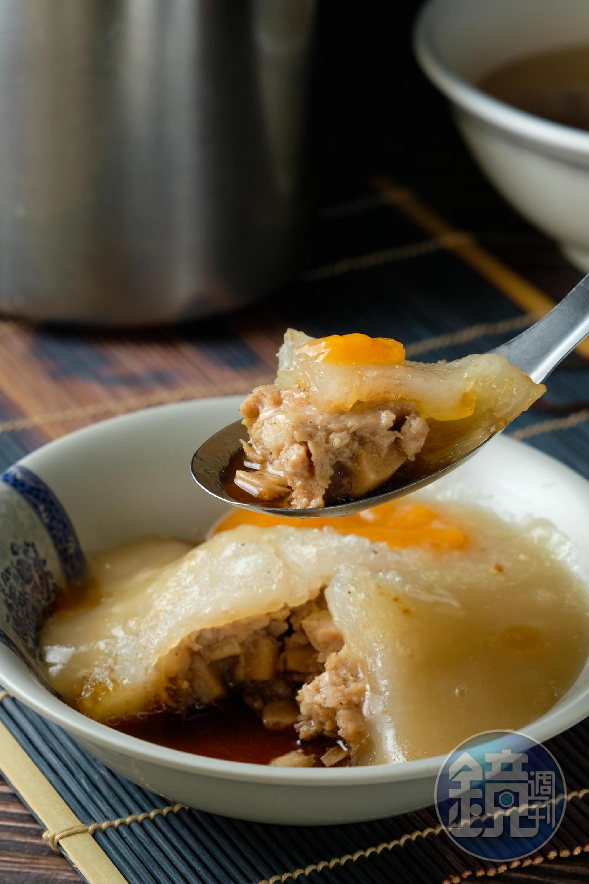 「肉圓」包進筍丁,外皮Q軟不過厚,與餡料的比例剛剛好。(30元/顆)