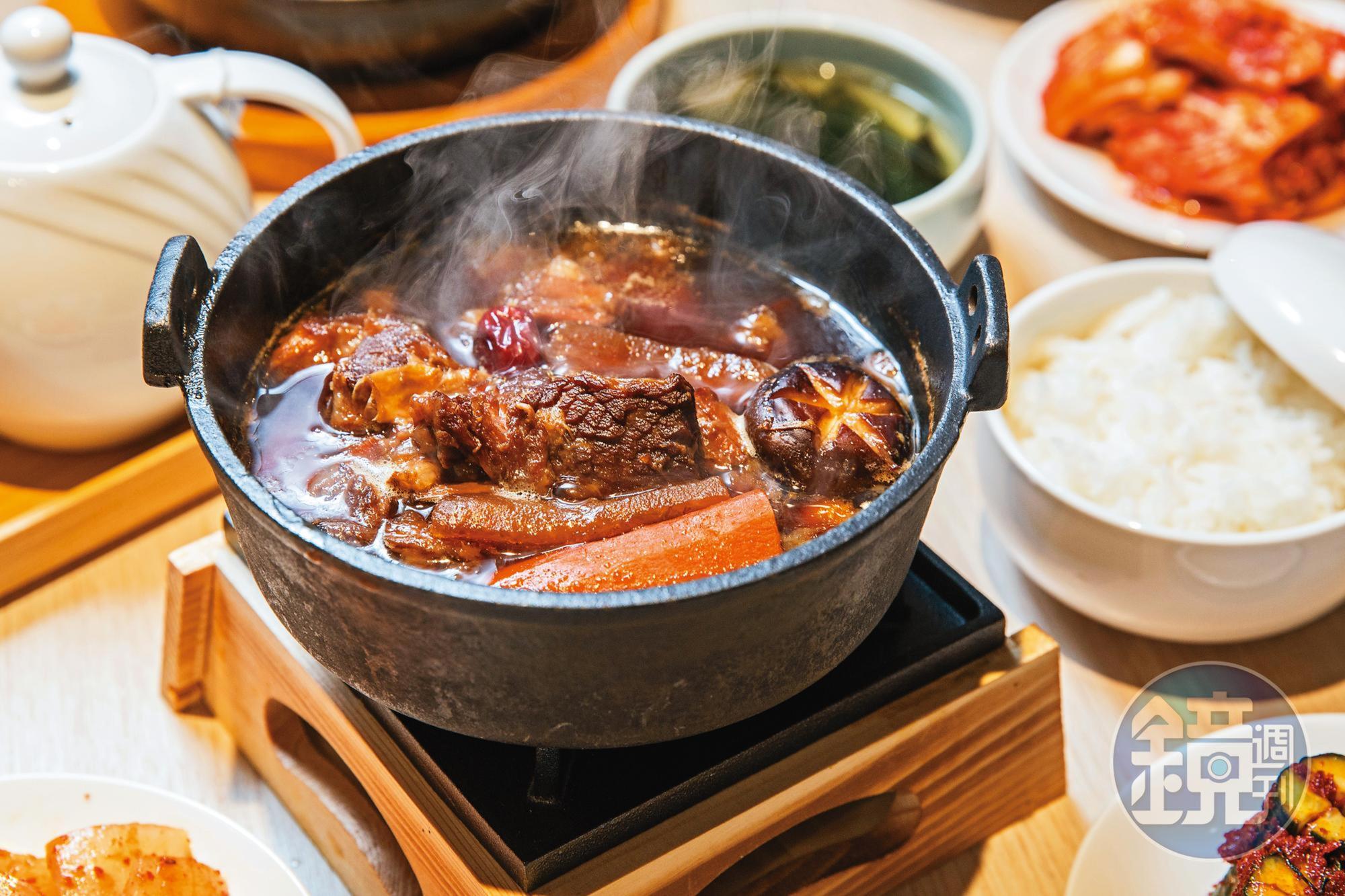 上桌後小火繼續滾的燉牛小排，入口即化，湯汁也十分下飯。（418元／份）