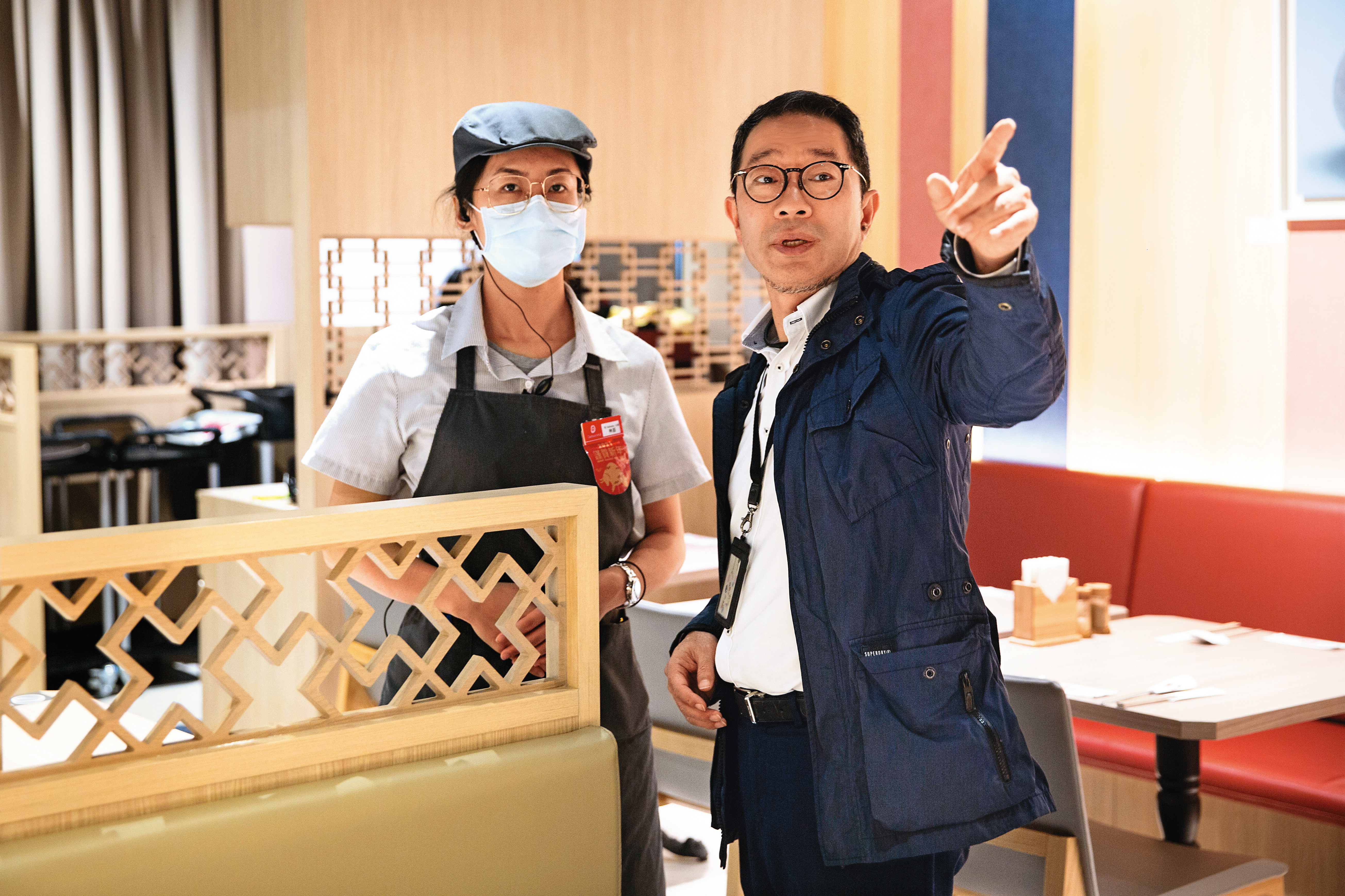 卸下專業經理人身分,56歲才真正創業的周繼正(右),顯得戰戰兢兢。