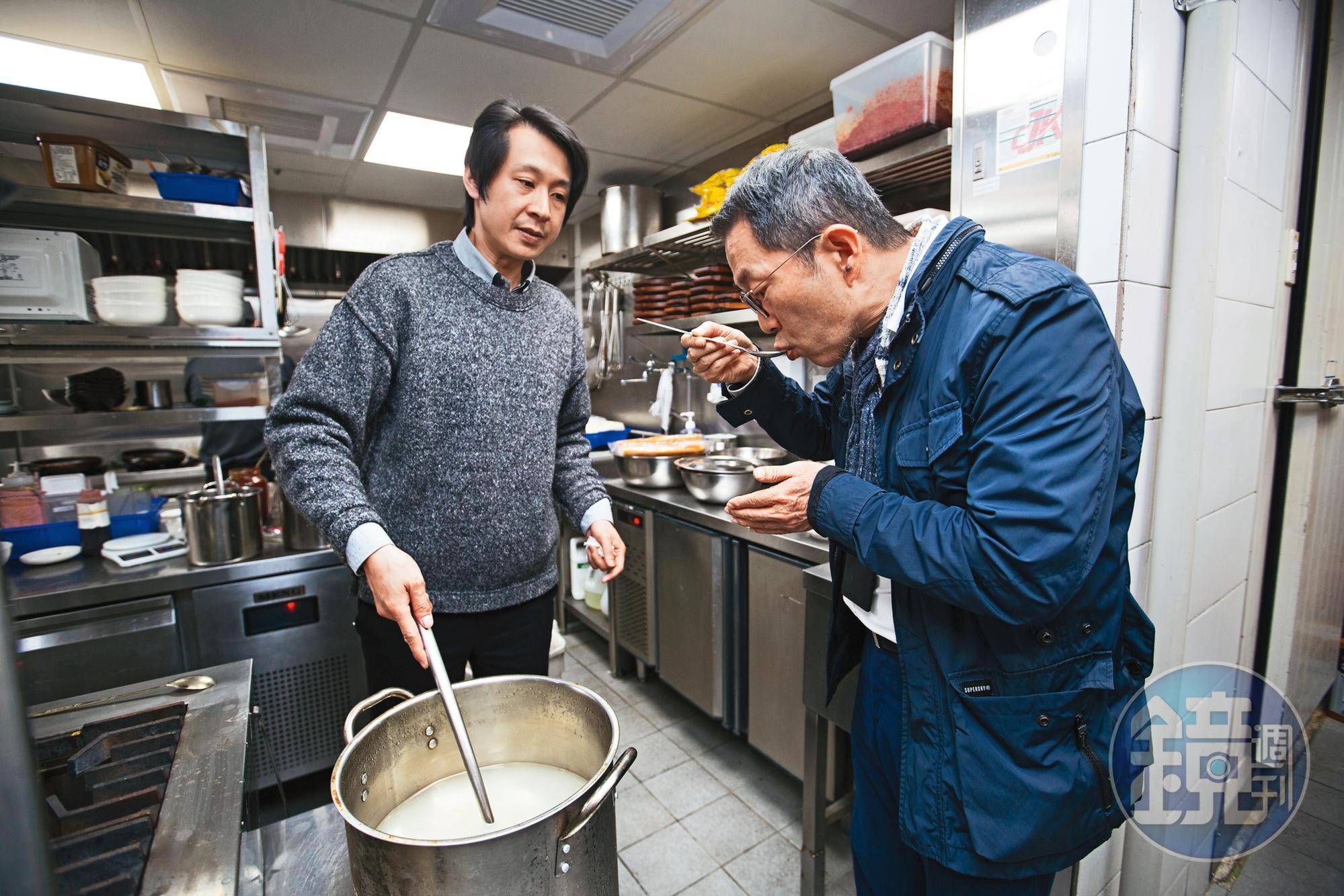 從鷄三和挖來的部長（左），是餐廳唯3知道配方的人，還要跟SAIKABO總部簽保密條款。