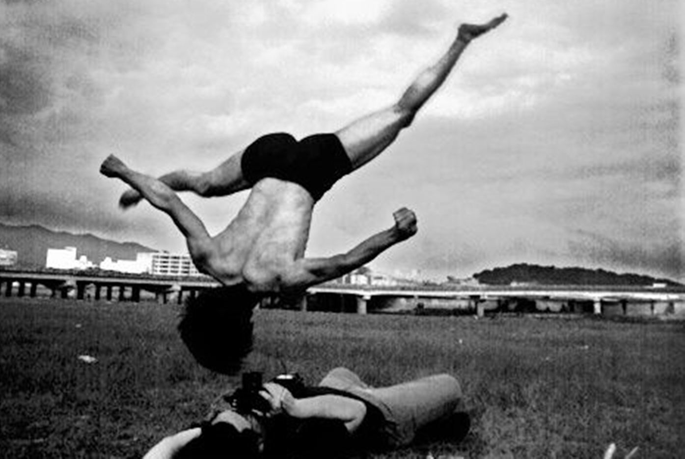 二十年前，攝影師和黃翊互為網上相遇的陌生人，在河濱拍照一下午。二十年後重逢，黃翊都感覺不可思議。