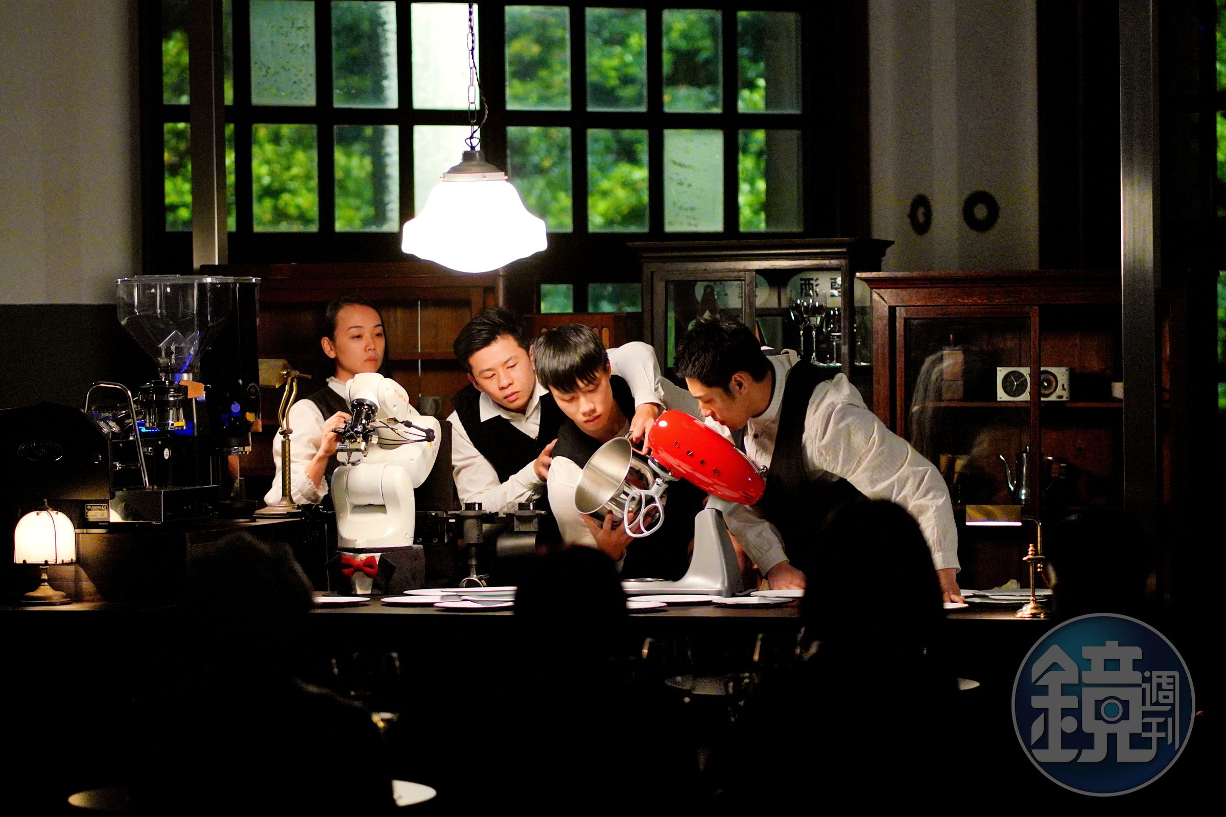 黃翊今年將帶領團隊在兩廳院和松菸展開《小螞蟻與機器人》系列演出。圖為松菸的定目劇試演，左二即是他的接班人謝承佑。