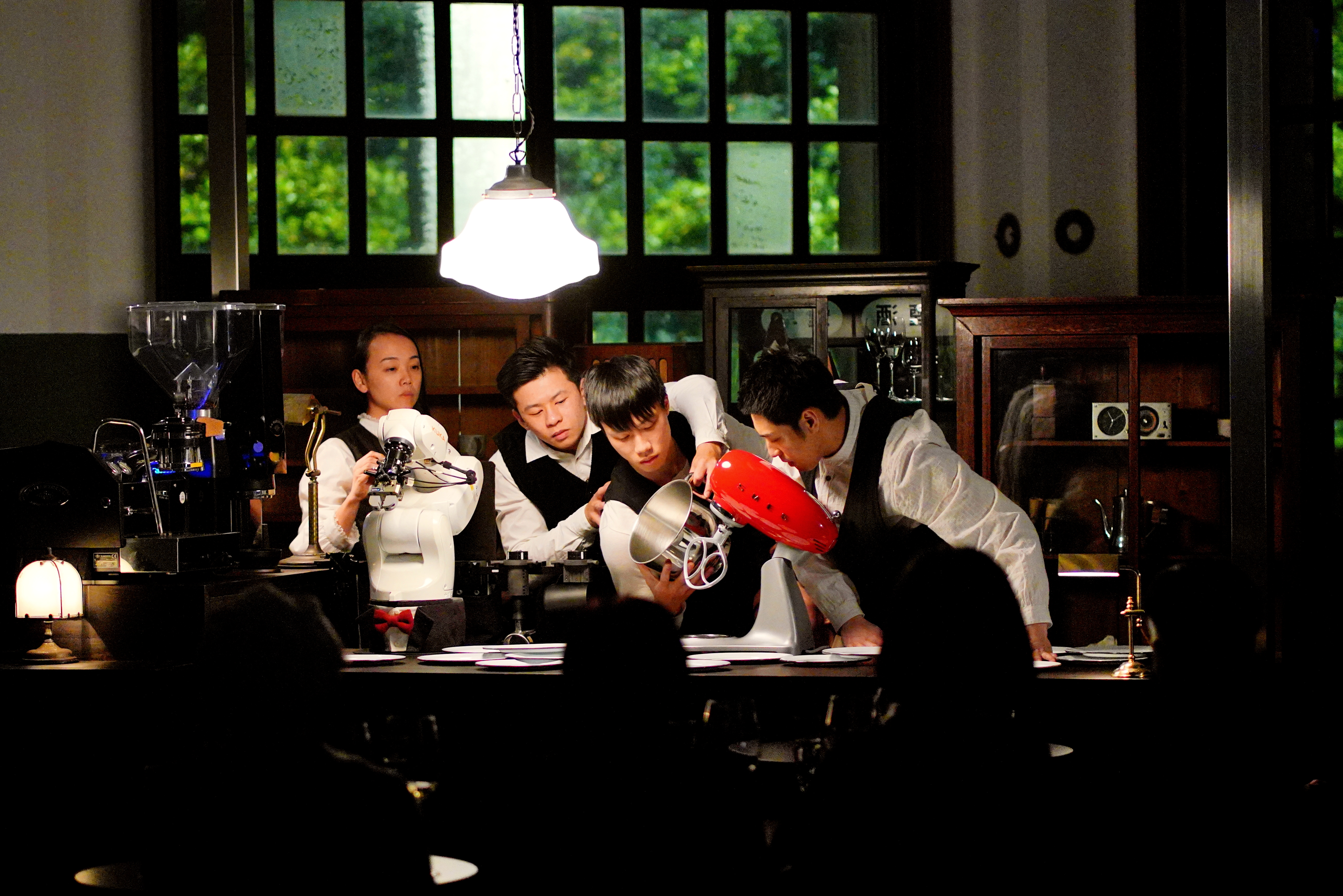 黃翊今年將帶領團隊在兩廳院和松菸展開《小螞蟻與機器人》系列演出。圖為松菸的定目劇試演，左二即是他的接班人謝承佑。