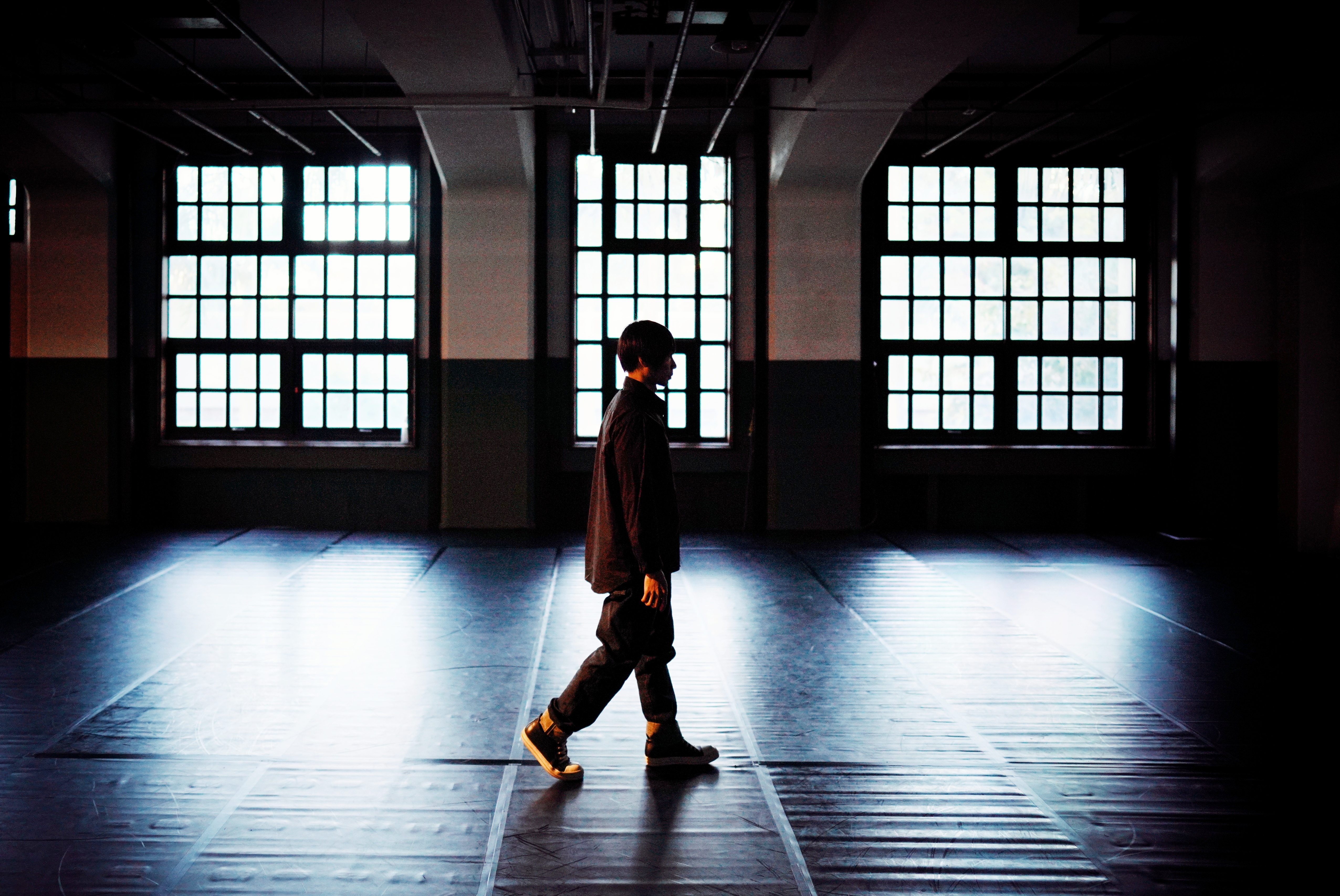 黃翊有過一段辛苦的童年，他稱自己甄選舞者沒有必問的問題，但感覺舞者跳舞能否感動人，和成長過程是否遭遇波折有關。