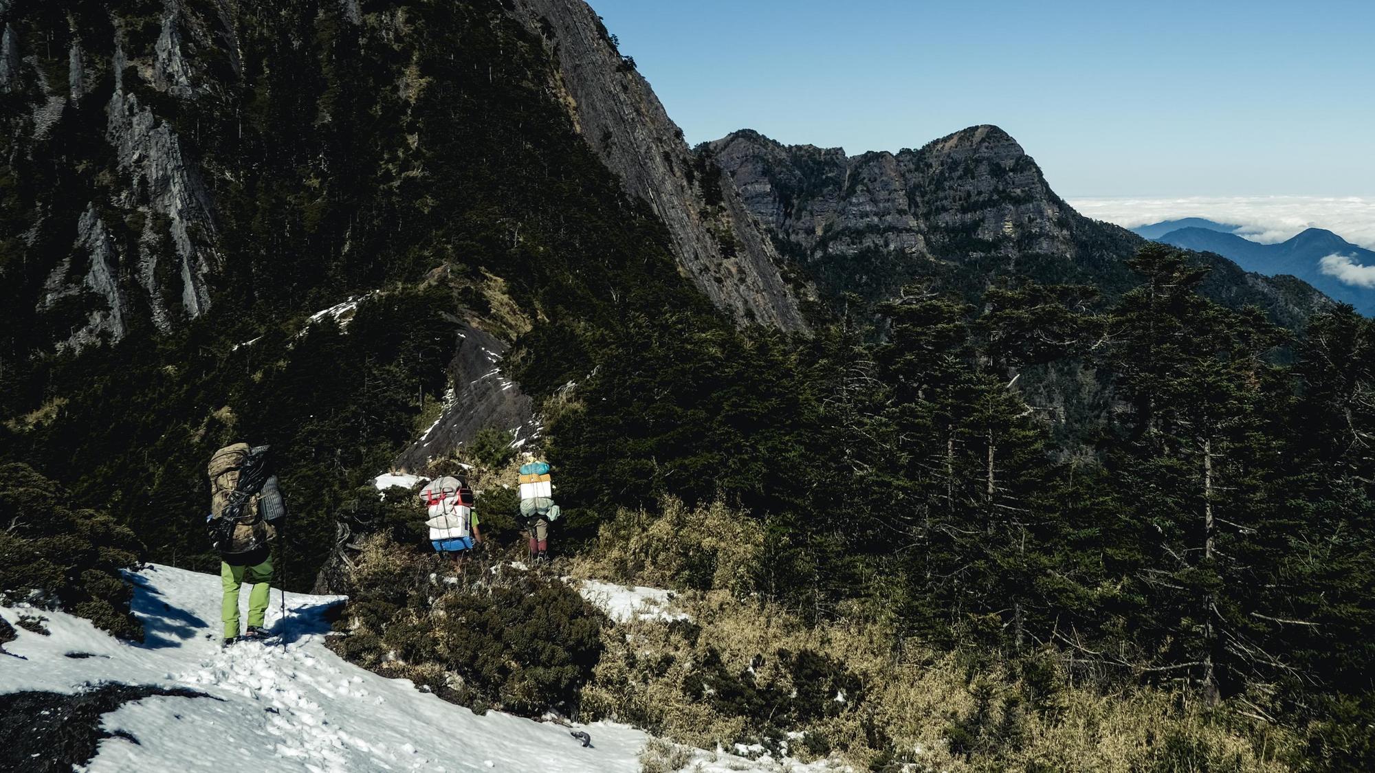 《群山之島》由高山協力負責運補器材及物資上山。（公視提供）