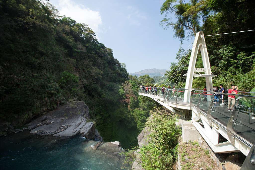 桃園市觀旅局將自3月22日推出「就是愛桃園,住宿享優惠」。圖為桃園復興區的知名景點小烏來天空步道。(桃園觀旅局提供)