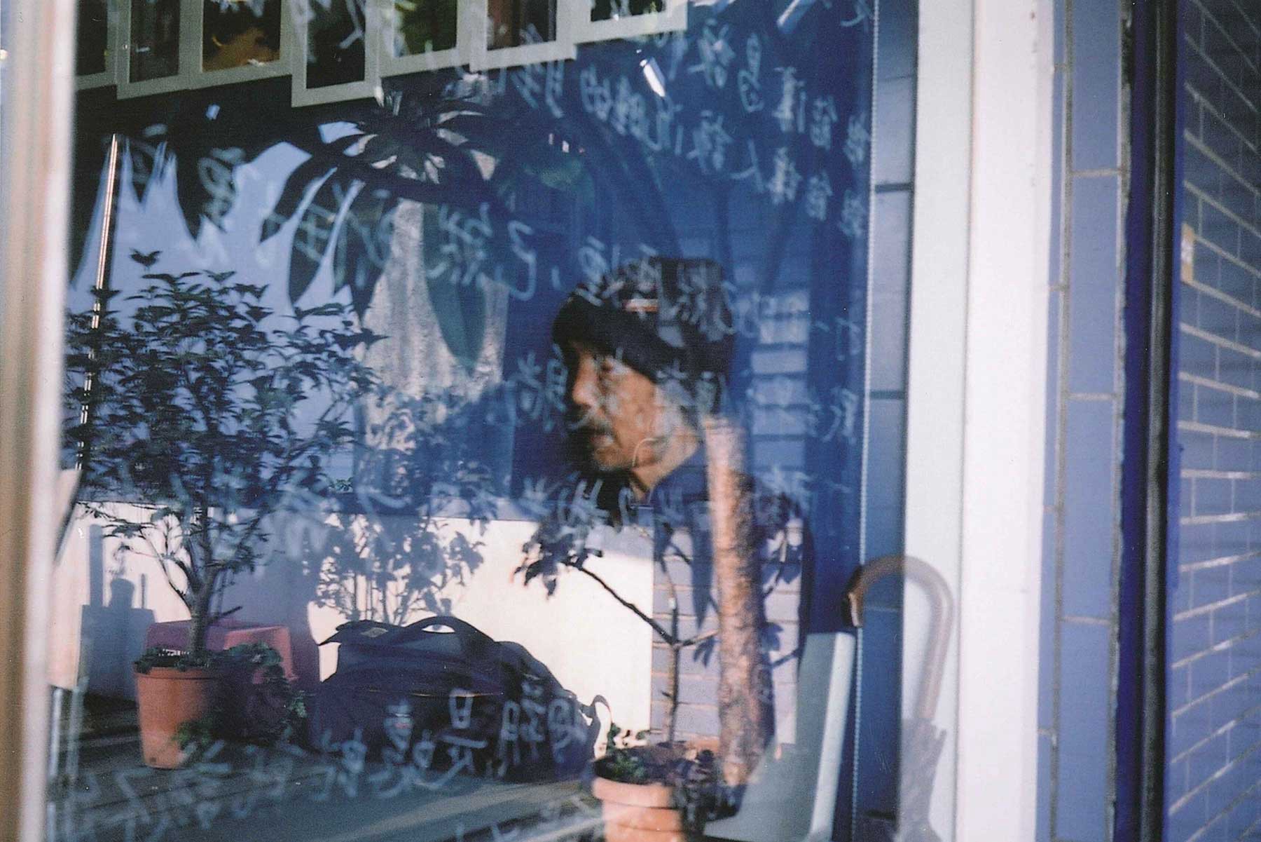 紀錄片《化城再來人》的導演陳傳興是監製楊順清的老師，即使拍片超支還是要扣薪水，圖為《化》片劇照。（目宿媒體提供）