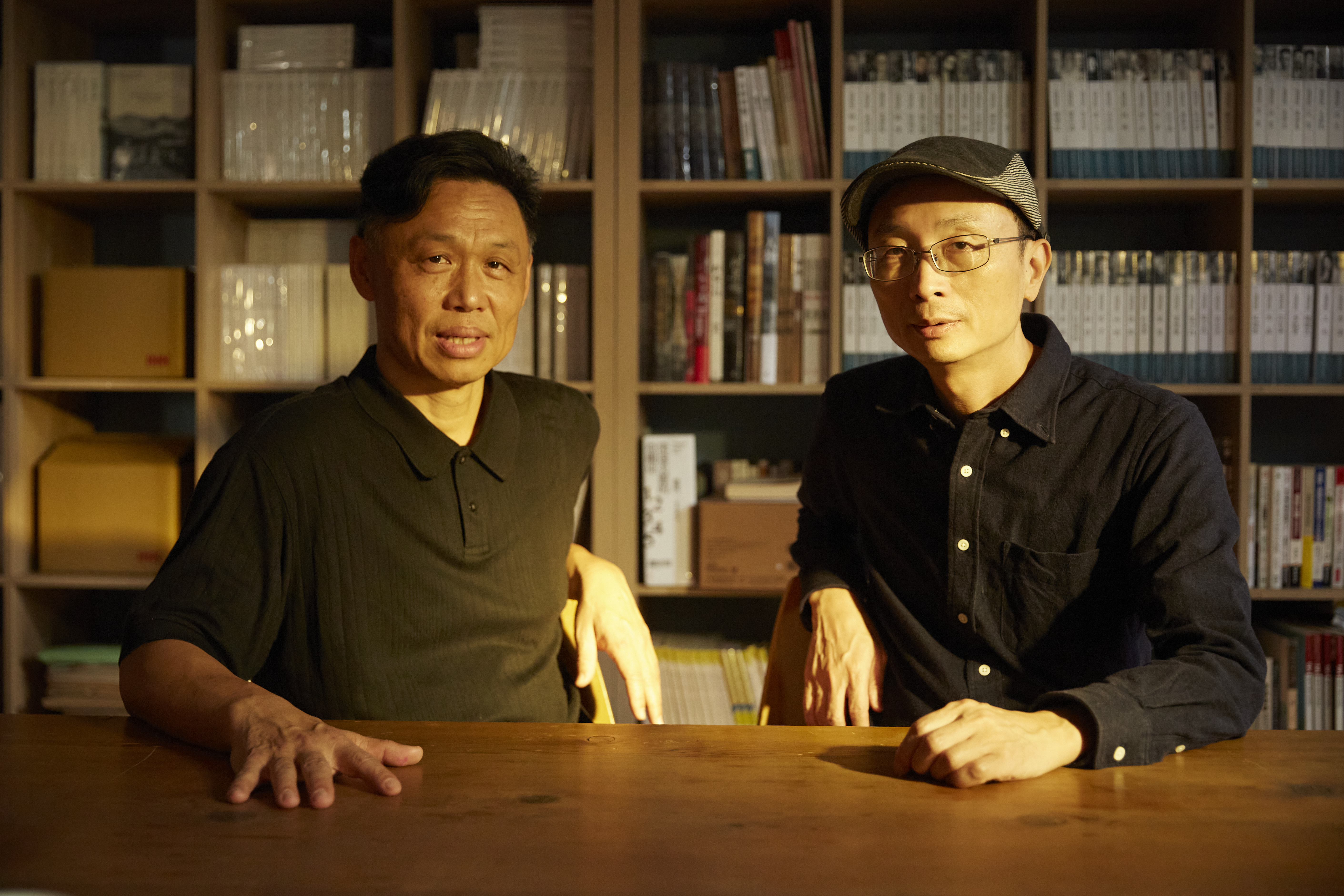 監製楊順清（左）表示，朱賢哲（右）的個性謙卑、溫暖，能給作家安全感，因此選他執導七等生的紀錄片。