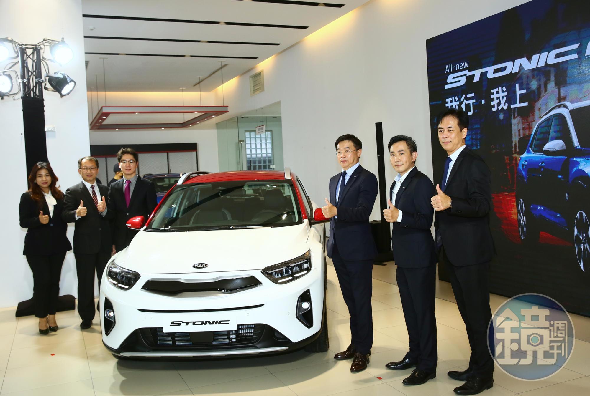 KIA總代理台灣森那美起亞總裁李昌益（右三）透露，年底KIA電動車就會在台北車展現身。