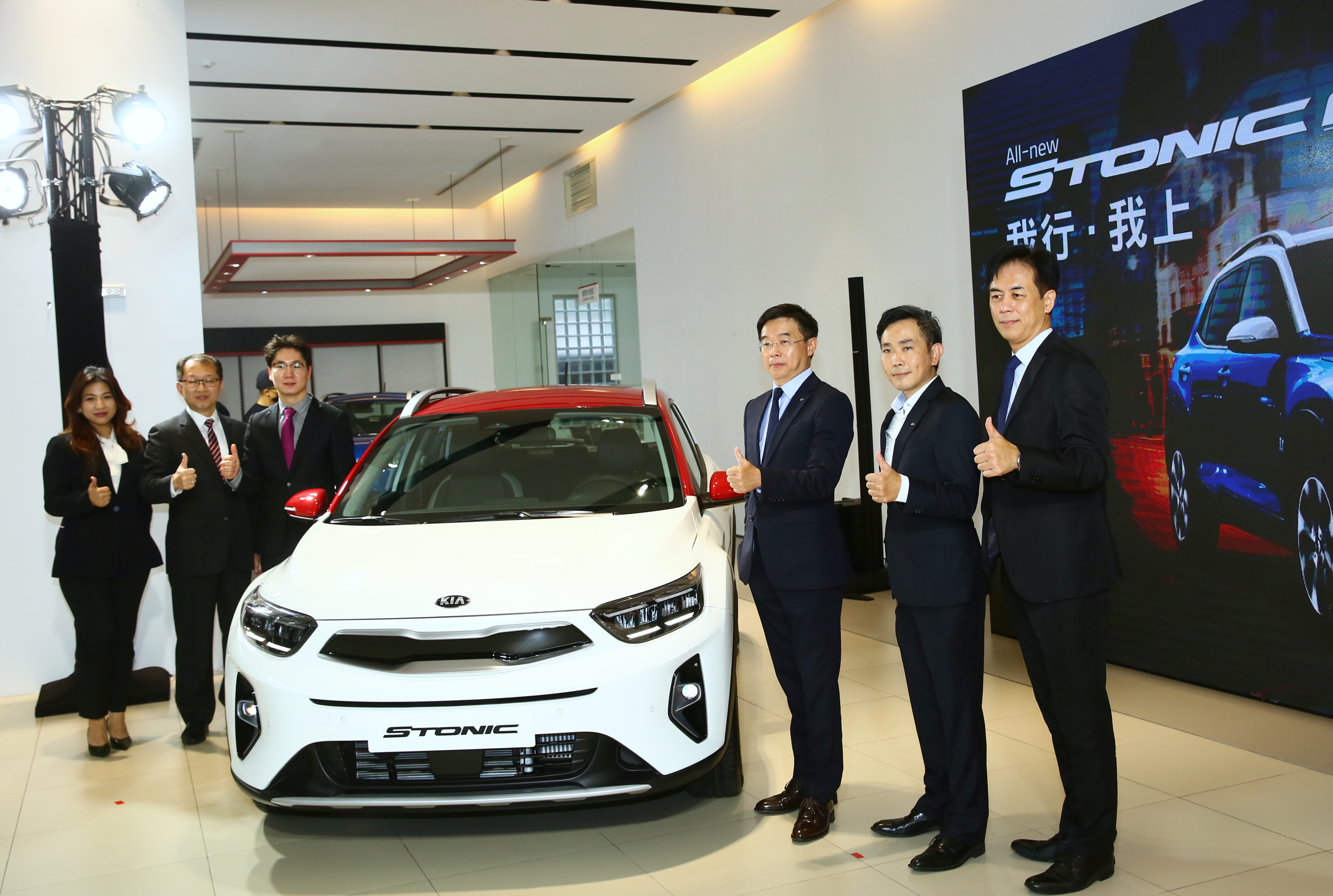 KIA總代理台灣森那美起亞總裁李昌益（右三）透露，年底KIA電動車就會在台北車展現身。