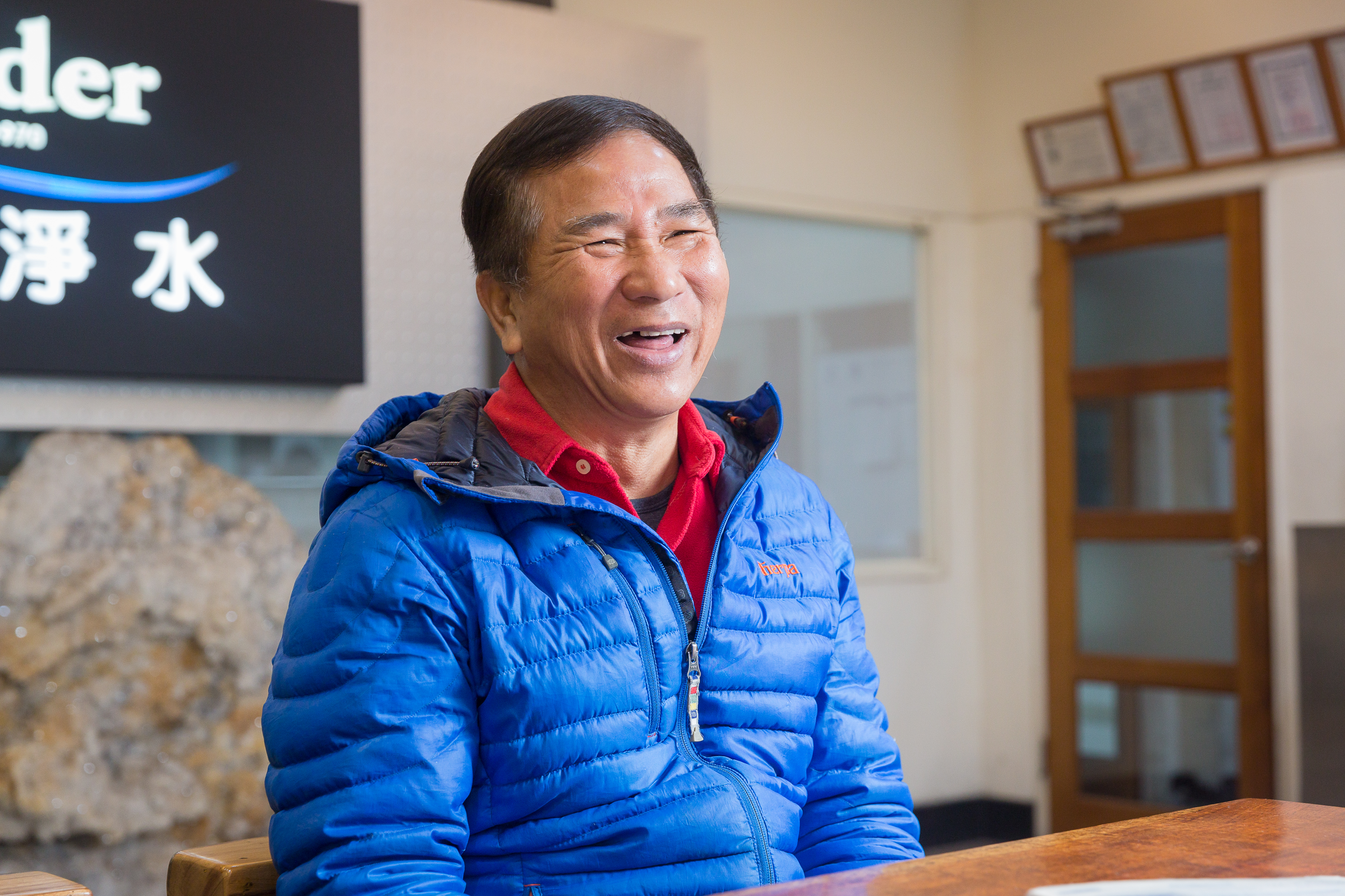 莊清偉幼年喪父凡事只能靠自己打拚，貧困出身讓他能苦人所苦，養成厚道與人為善的性格。