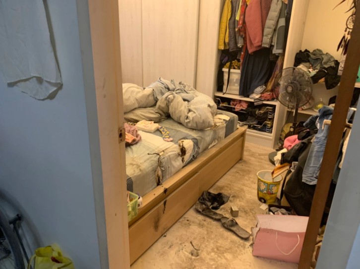 近日指控「婆婆咬人」的前空姐住處傳出火警意外，屋內廚房、臥房都有燃燒過的痕跡。（翻攝畫面）