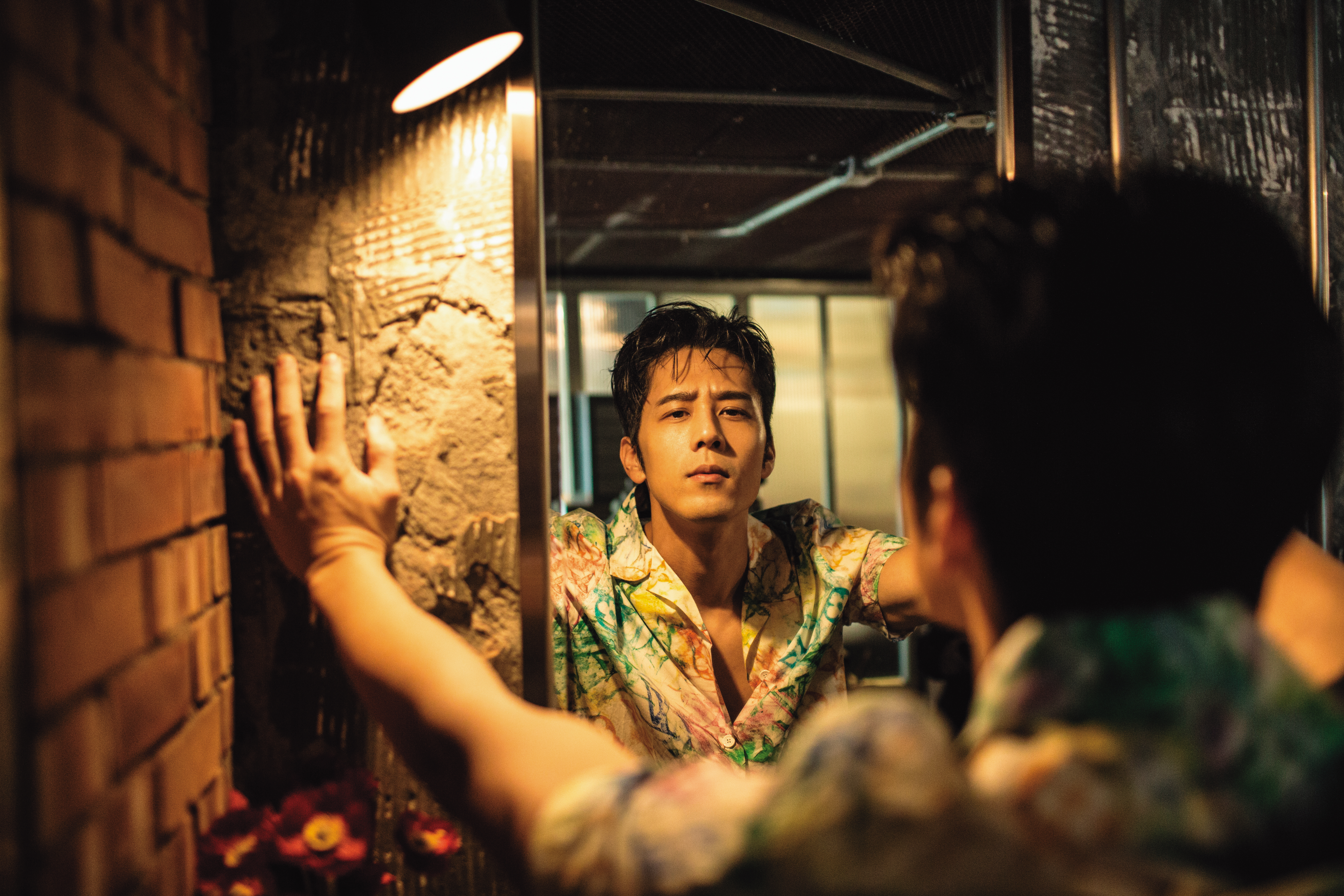 胡宇威剛出道時只有一種高富帥形象，為了接上地氣，衝破框架，他做了不少嘗試。