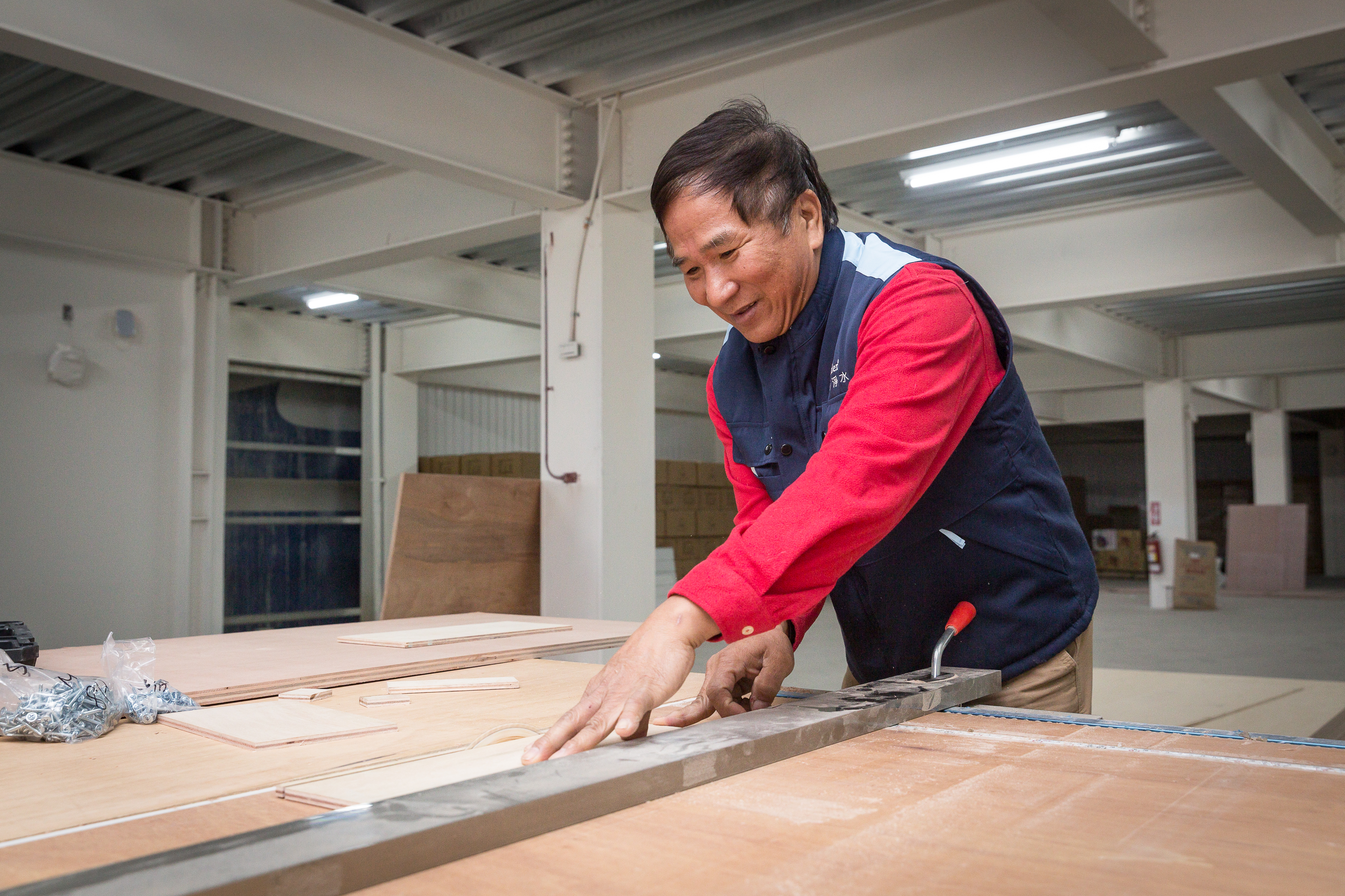 莊清偉凡事親力親為，連工廠要拓產線，他都自己規畫動線、裝潢。