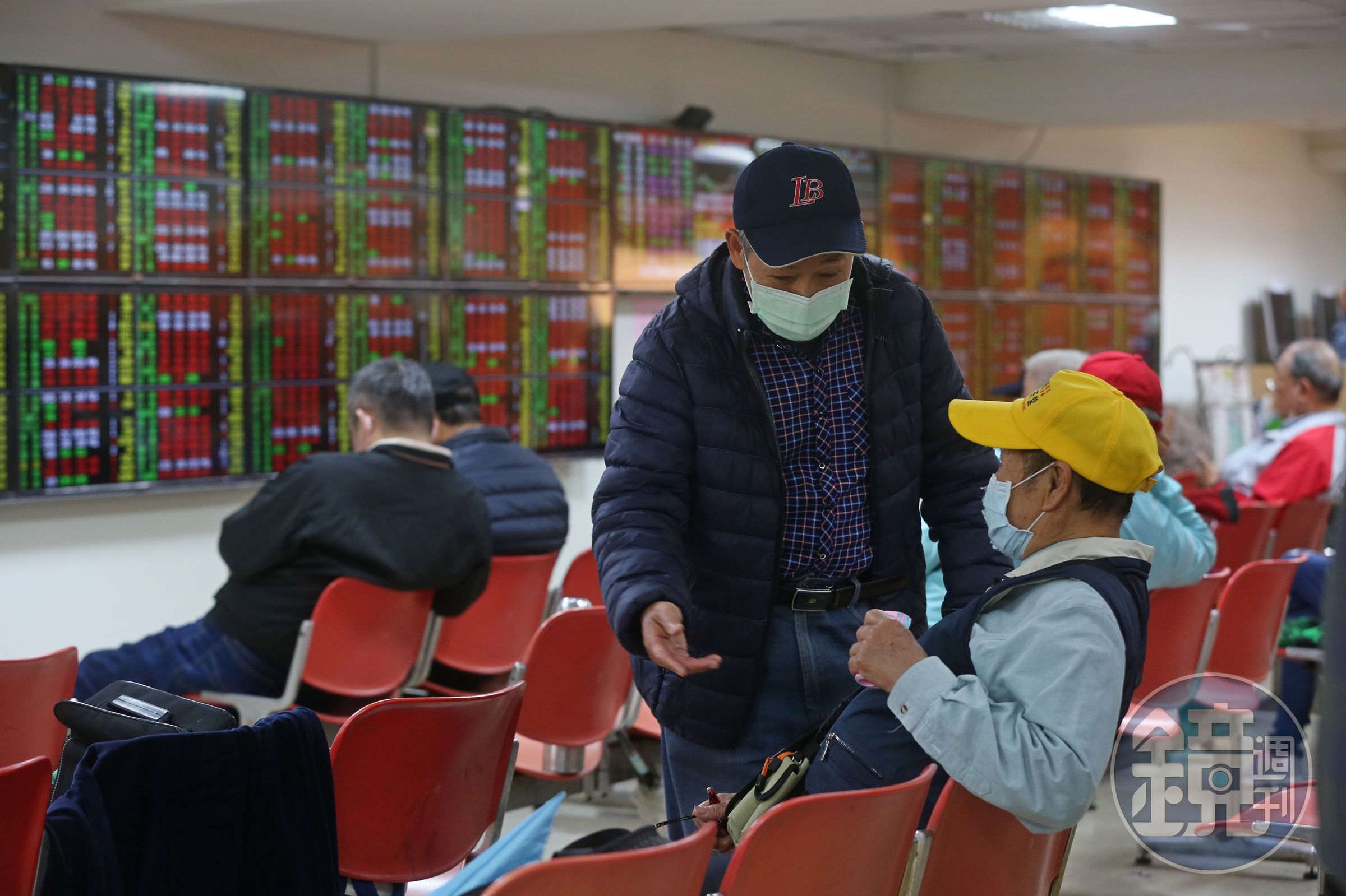 近期大型權值股全面熄火，拖累大盤指數表現，資金輪動至熱門漲價題材。
