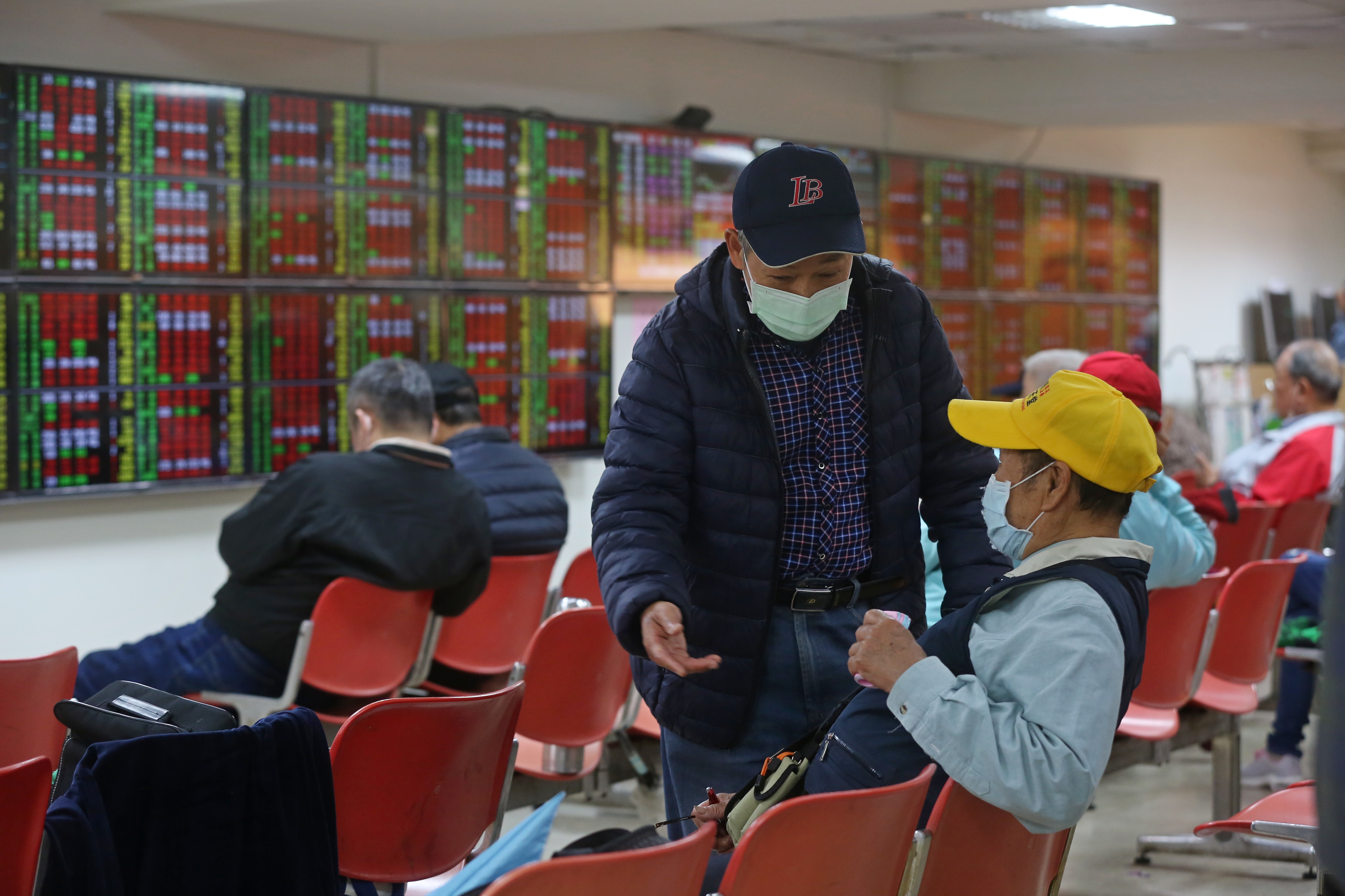 近期大型權值股全面熄火，拖累大盤指數表現，資金輪動至熱門漲價題材。