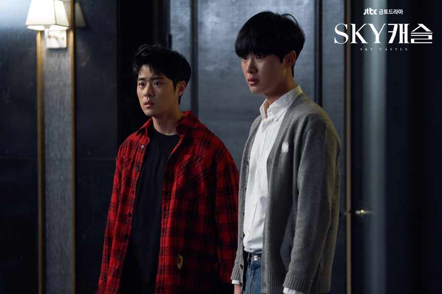趙炳圭(左)因為演出夯劇《Skycastle 天空之城》,受到大家注目。(網路圖片)