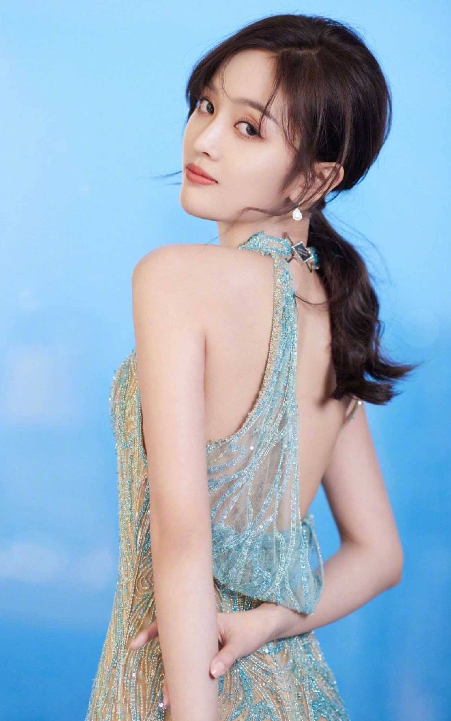 吳宣儀曾穿著水藍色的VERSACE高級訂製服，現身《Esquire》盛典，美人魚般的羽毛裙襬豔驚四座。（翻攝自吳宣儀微博）