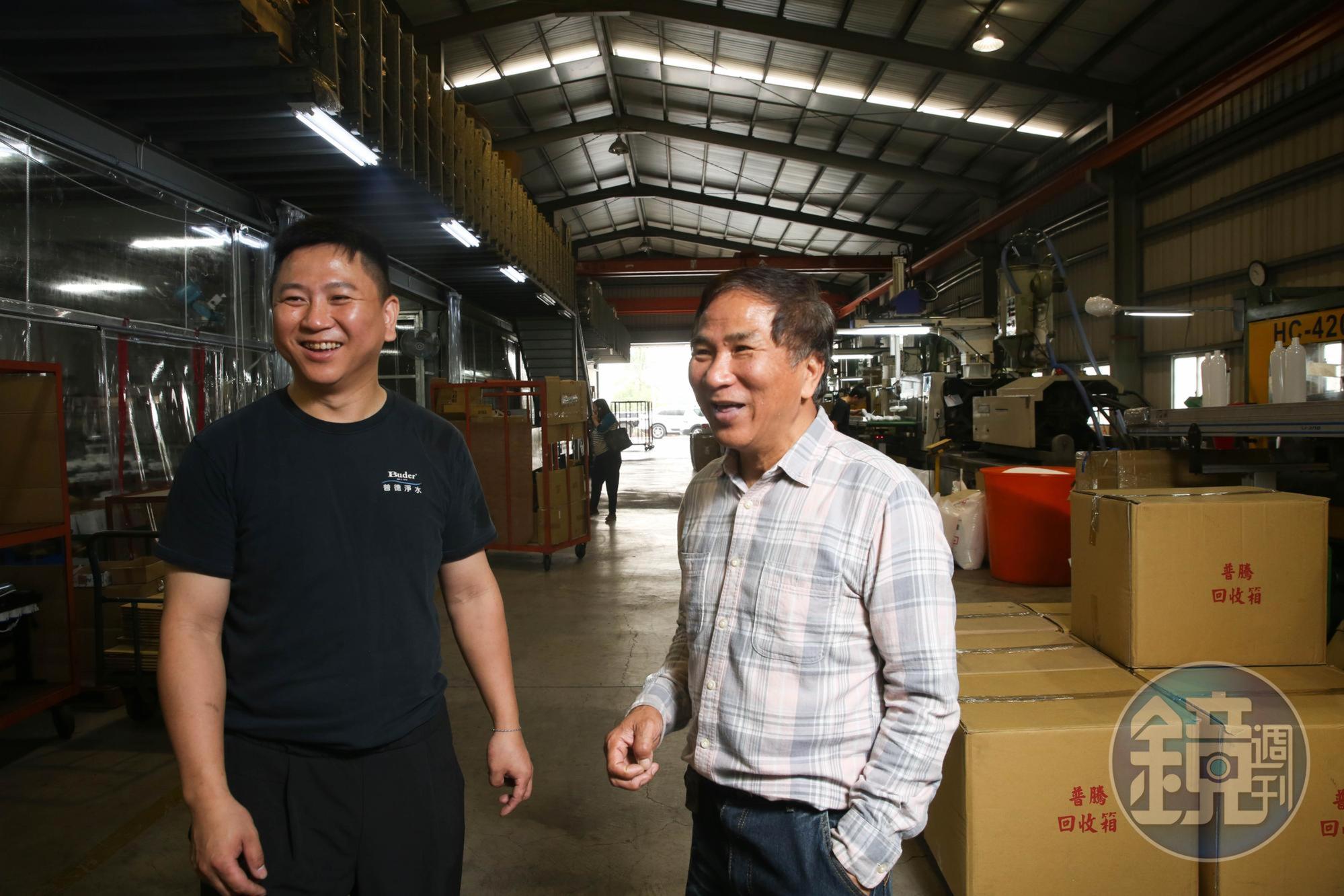 小兒子莊宥琥(左)從小接觸淨水產業,如今負責濾心事業部,把工廠經營得有聲有色,讓莊清偉(右)十分欣慰。