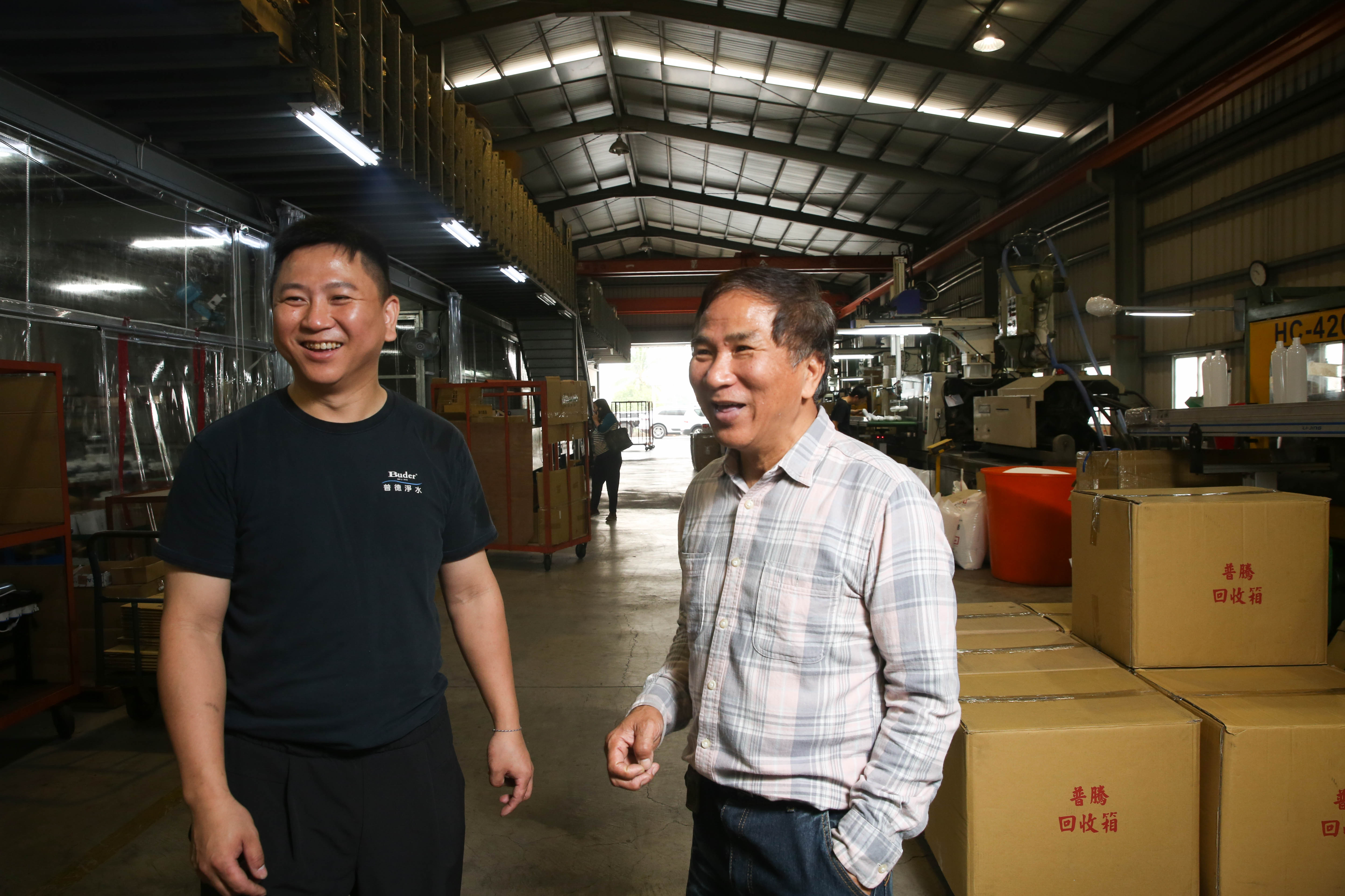 小兒子莊宥琥（左）從小接觸淨水產業，如今負責濾心事業部，把工廠經營得有聲有色，讓莊清偉（右）十分欣慰。