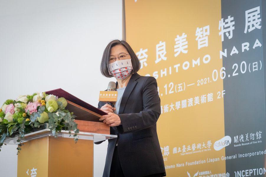 蔡英文今出席奈良美智特展開幕儀式。(翻攝蔡英文臉書)