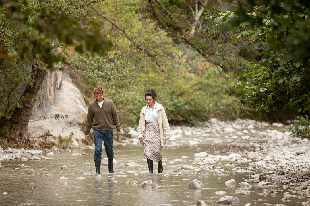 《我愛你,你愛她,她愛他》男女主角在法國鄉村遊歷分享感情故事。(捷傑電影提供)