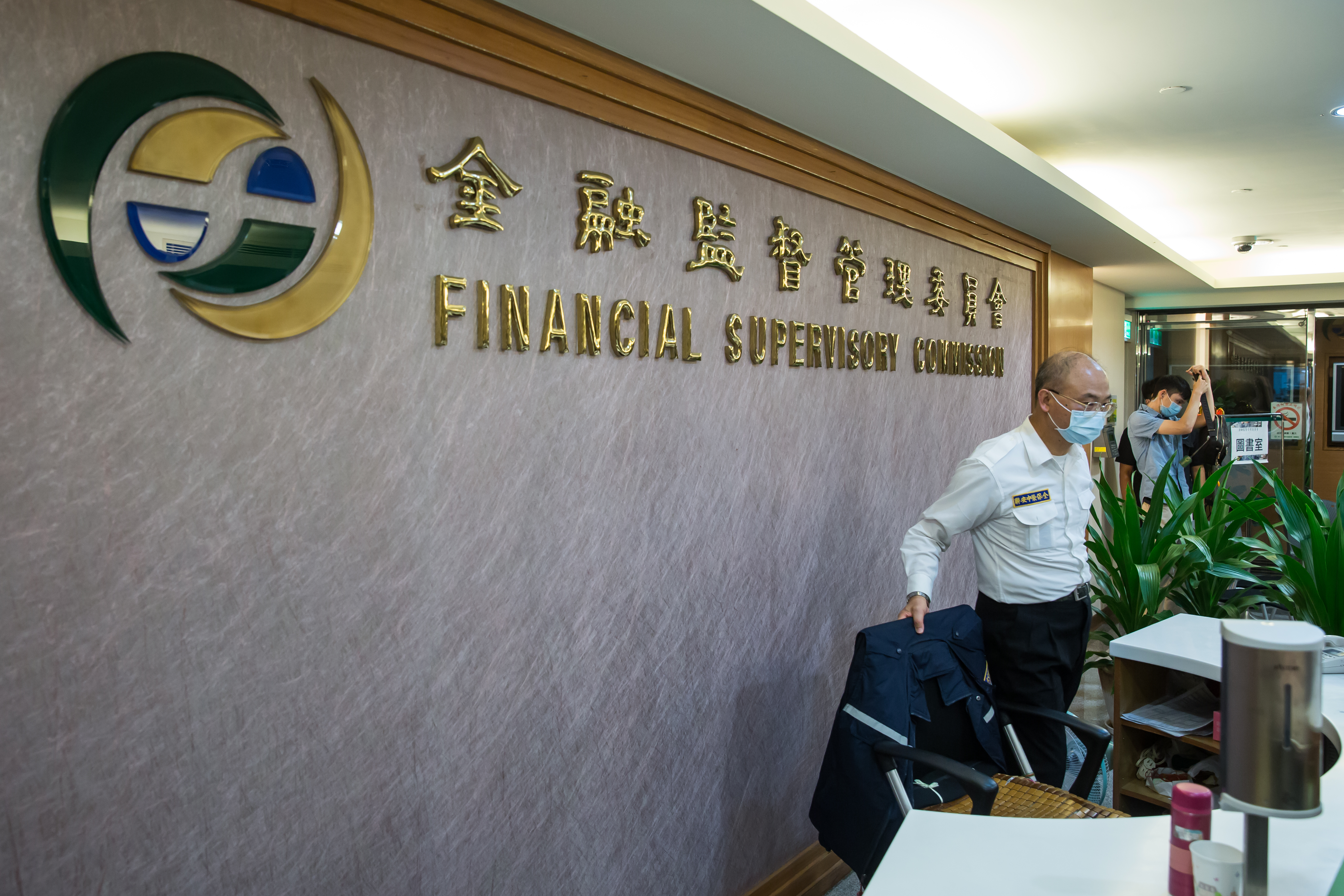 金管會發現，誠創科技董座馬永玲及股市炒手許國樑等人疑似炒股，北檢兵分33路搜索並傳喚馬永玲等24嫌疑人到案說明。（示意圖，本刊資料照）