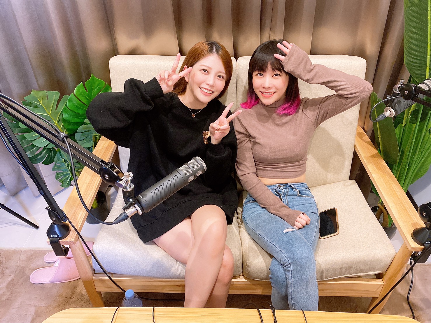 高人氣YouTuber瑀熙(左)及路路一起跨界進軍Podcast,在「好好聽FM」合開節目《LUCI Tea Time》。(好好聽FM提供)