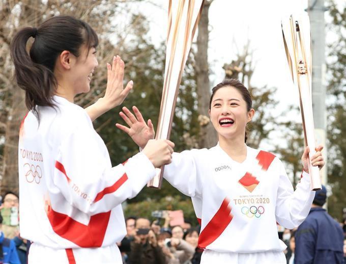 石原聰美(右)是東京奧運聖火形象大使,去年在長崎縣排演聖火傳遞,今年是否現身仍是未知數。(翻攝自產經體育報)