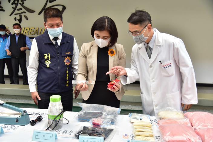 雲林縣長張麗善檢視警方查獲的毒品原料。(雲林縣政府提供)