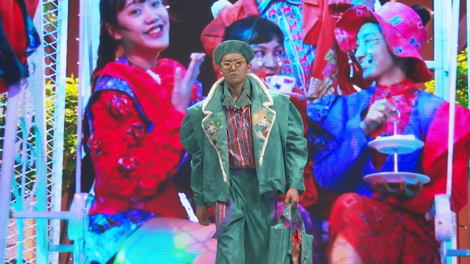 樹德科大流行設計系學生利俊杰與林心婷，以神明下凡開Party為主題，將神明圖像趣味化製作成印花，呈現出神明既歡樂又神祕的派對氣氛。