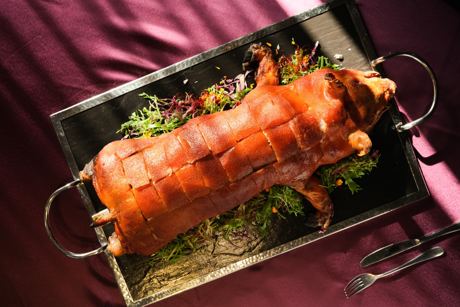 台中粵菜餐廳「与玥樓」延攬燒臘名廚鍾德成，推出「化皮乳豬」。