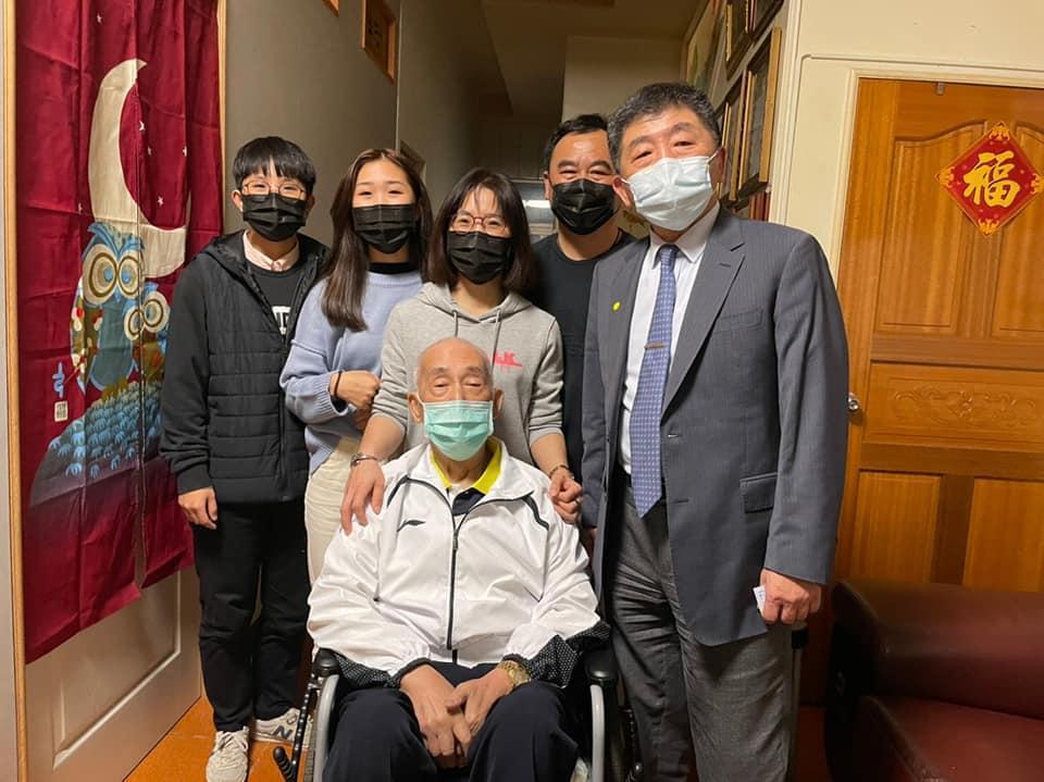 部桃一名護理師的家人7位都確診，疫情指揮中心指揮官陳時中（右1）也特地在一家人都出院後前往探視。（翻攝自王必勝臉書）
