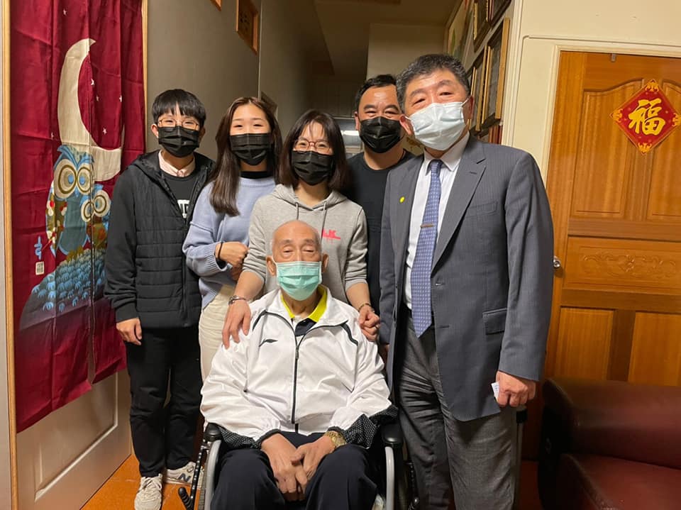 部桃一名護理師的家人7位都確診,疫情指揮中心指揮官陳時中(右1)也特地在一家人都出院後前往探視。(翻攝自王必勝臉書)