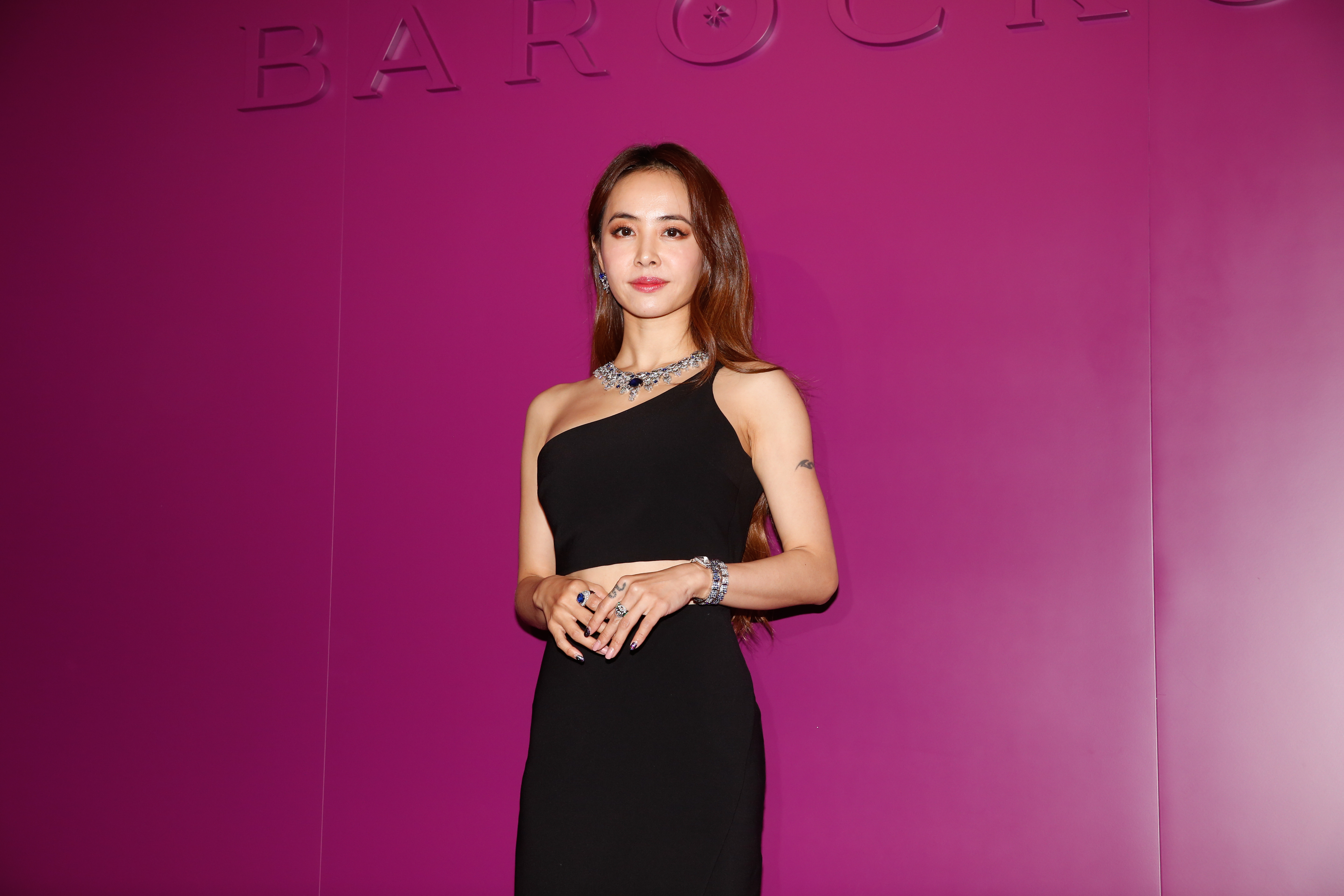 蔡依林透露自己喜愛藍寶石、祖母綠等彩寶。