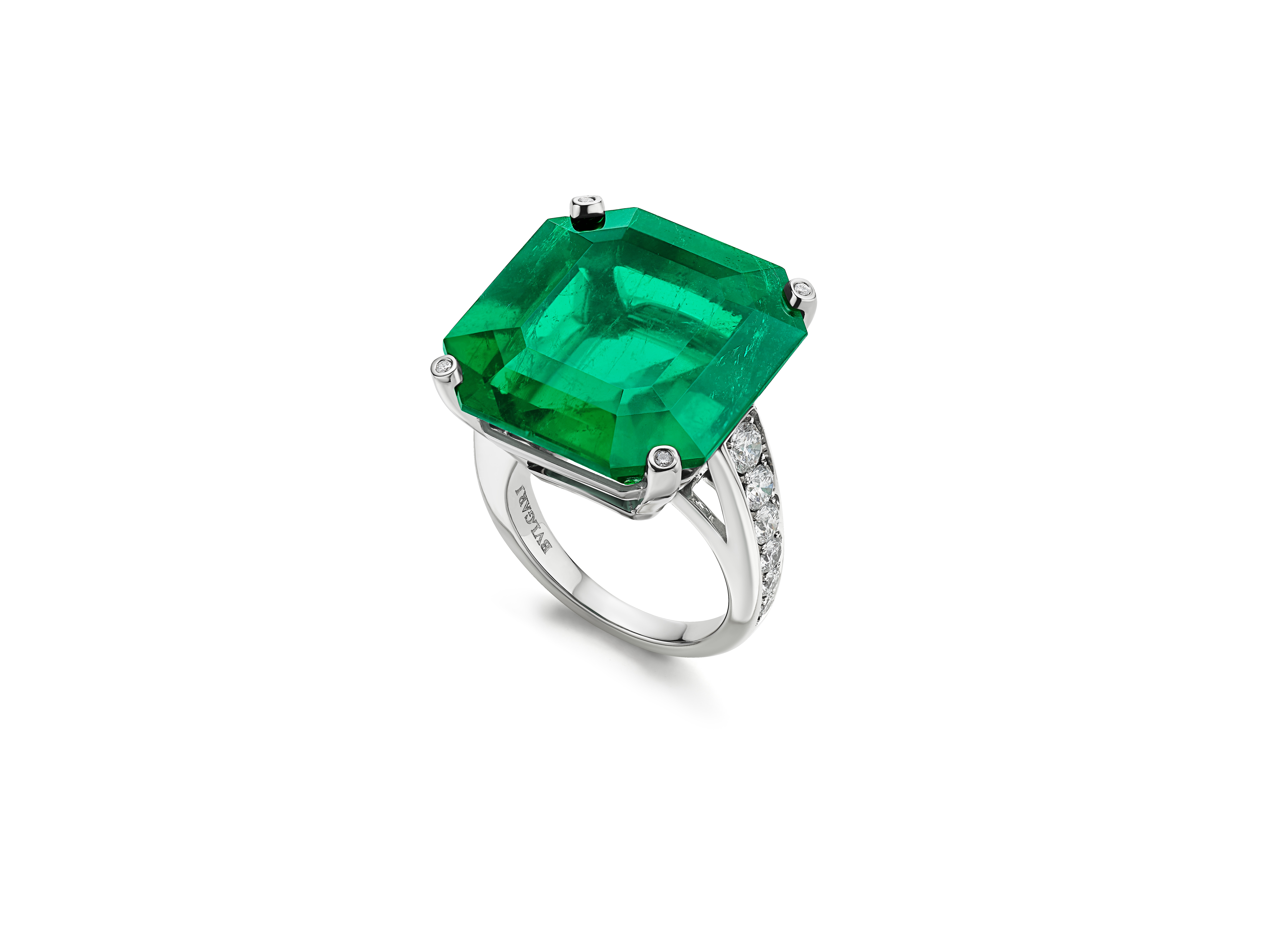 BVLGARI BAROCKO系列頂級祖母綠與鑽石戒指，鉑金鑲嵌單顆約30.46克拉無油處理長方形切割哥倫比亞祖母綠、鑽石；約3億元。（寶格麗提供）