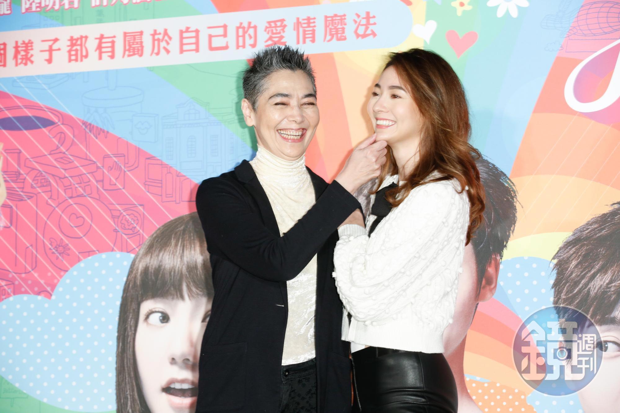 賴佩霞難得與謝沛恩母女同框,在台上忍不住逗弄愛女下巴。
