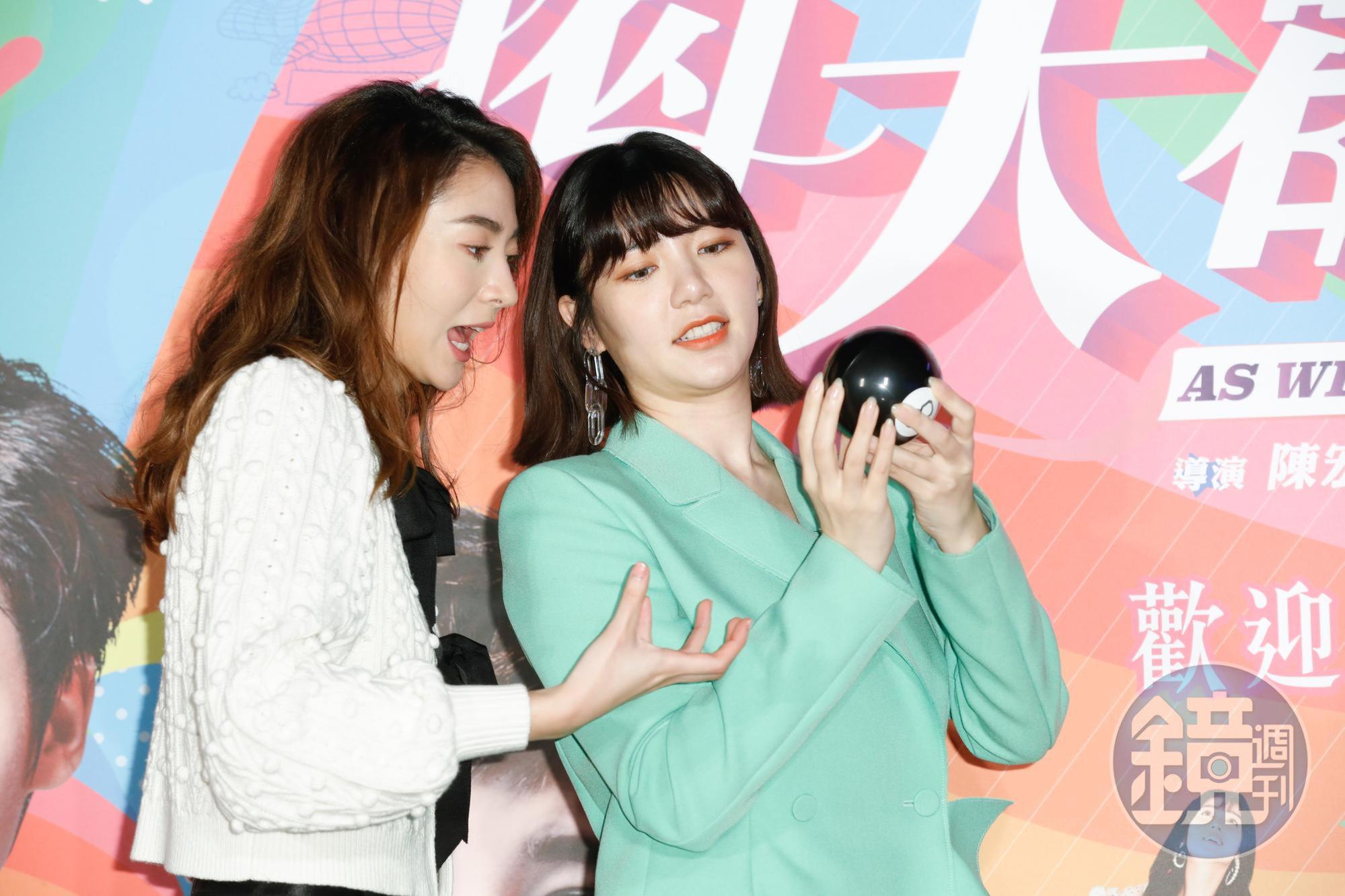 郭雪芙對占卜球超感興趣,即使演員被先請回台下休息,她還在台上與謝沛恩玩個不停。
