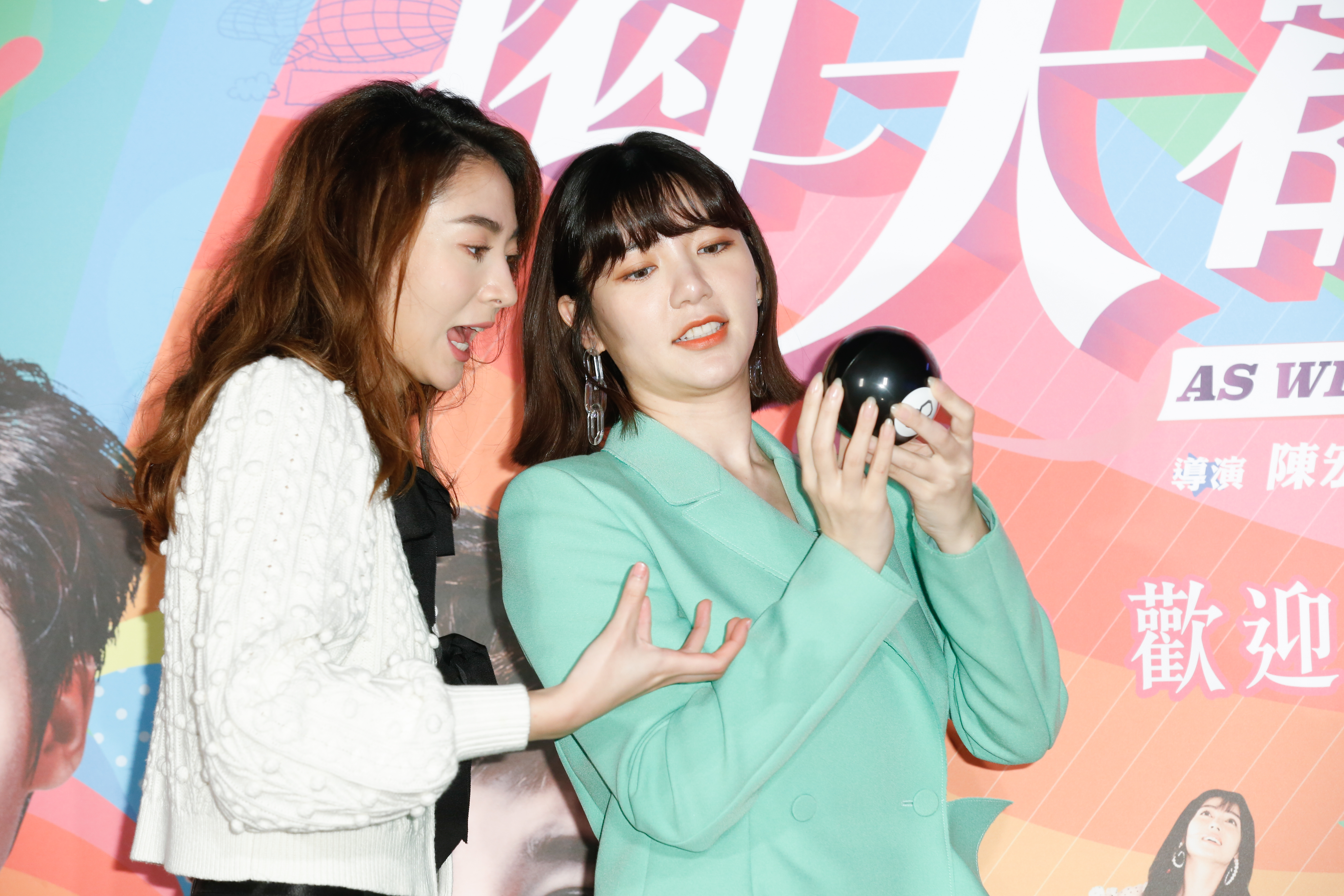 郭雪芙對占卜球超感興趣，即使演員被先請回台下休息，她還在台上與謝沛恩玩個不停。