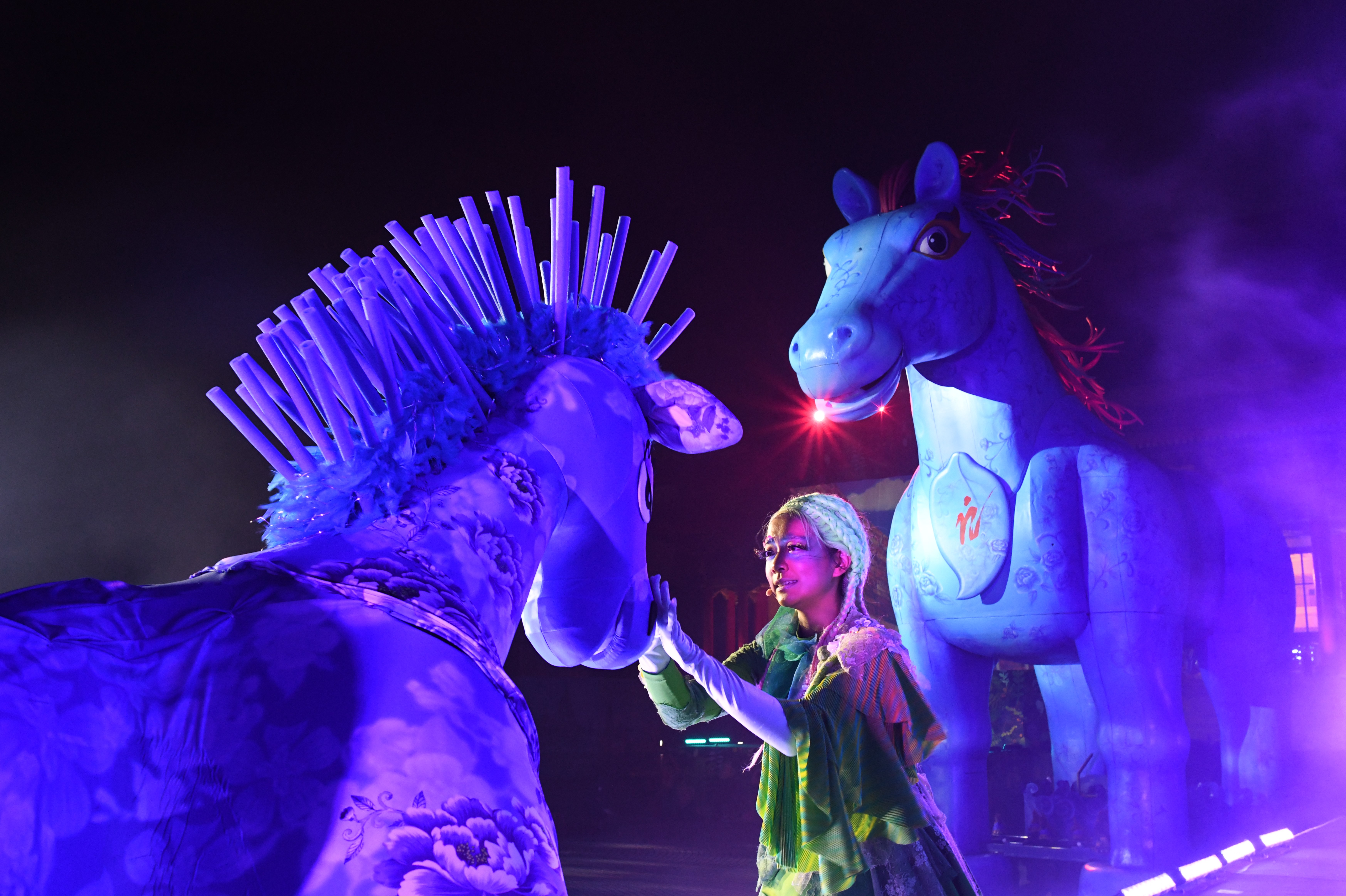 林雨宣在客委會2021客家親子劇《雨馬》出演繁花夫人與繁花公主重要角色。(紙風車劇團提供)