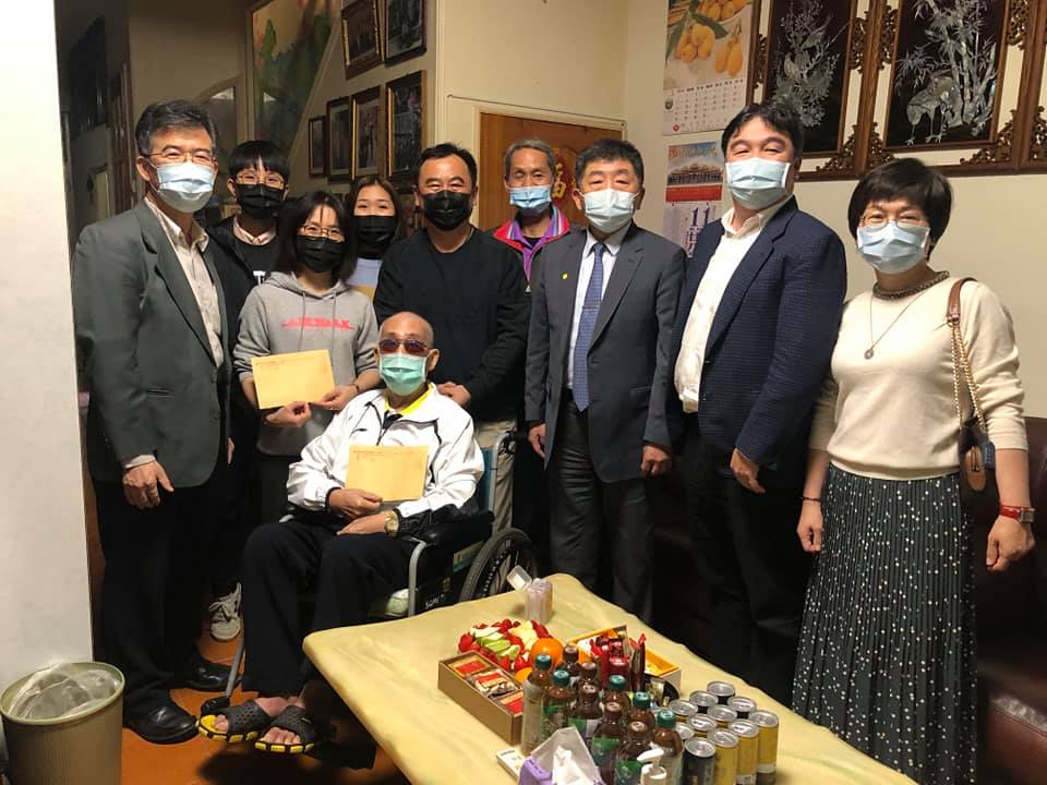 部桃護理師一家7口染疫，王必勝（右二）及陳時中（右三）到副護理長家拜訪。（翻攝自王必勝臉書）