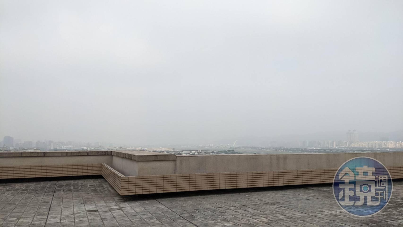 今(12日)西半部空氣品質不佳,環保署提醒西半部所有族群,應減少在戶外活動。(讀者提供)