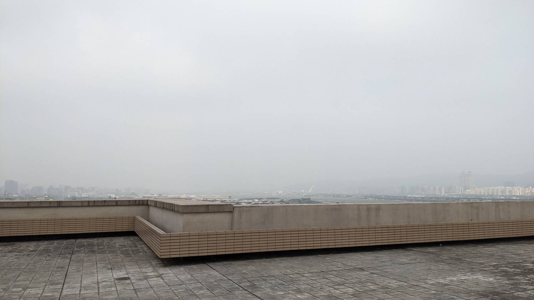 今（12日）西半部空氣品質不佳，環保署提醒西半部所有族群，應減少在戶外活動。（讀者提供）