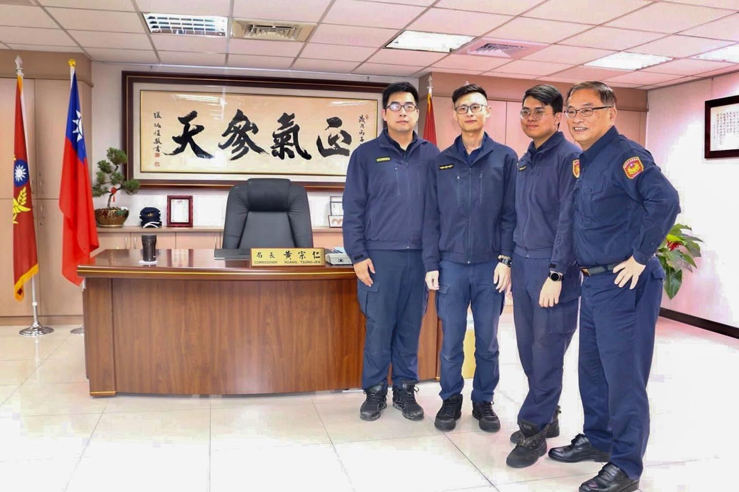 新北市警察局長黃宗仁上任後展現親民作風頗受好評,日前還邀破案有功員警坐上局長辦公椅接受表揚,風靡警界。(翻攝新北市政府警察局臉書)