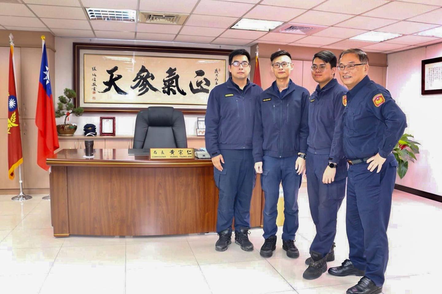 新北市警察局長黃宗仁上任後展現親民作風頗受好評，日前還邀破案有功員警坐上局長辦公椅接受表揚，風靡警界。（翻攝新北市政府警察局臉書）