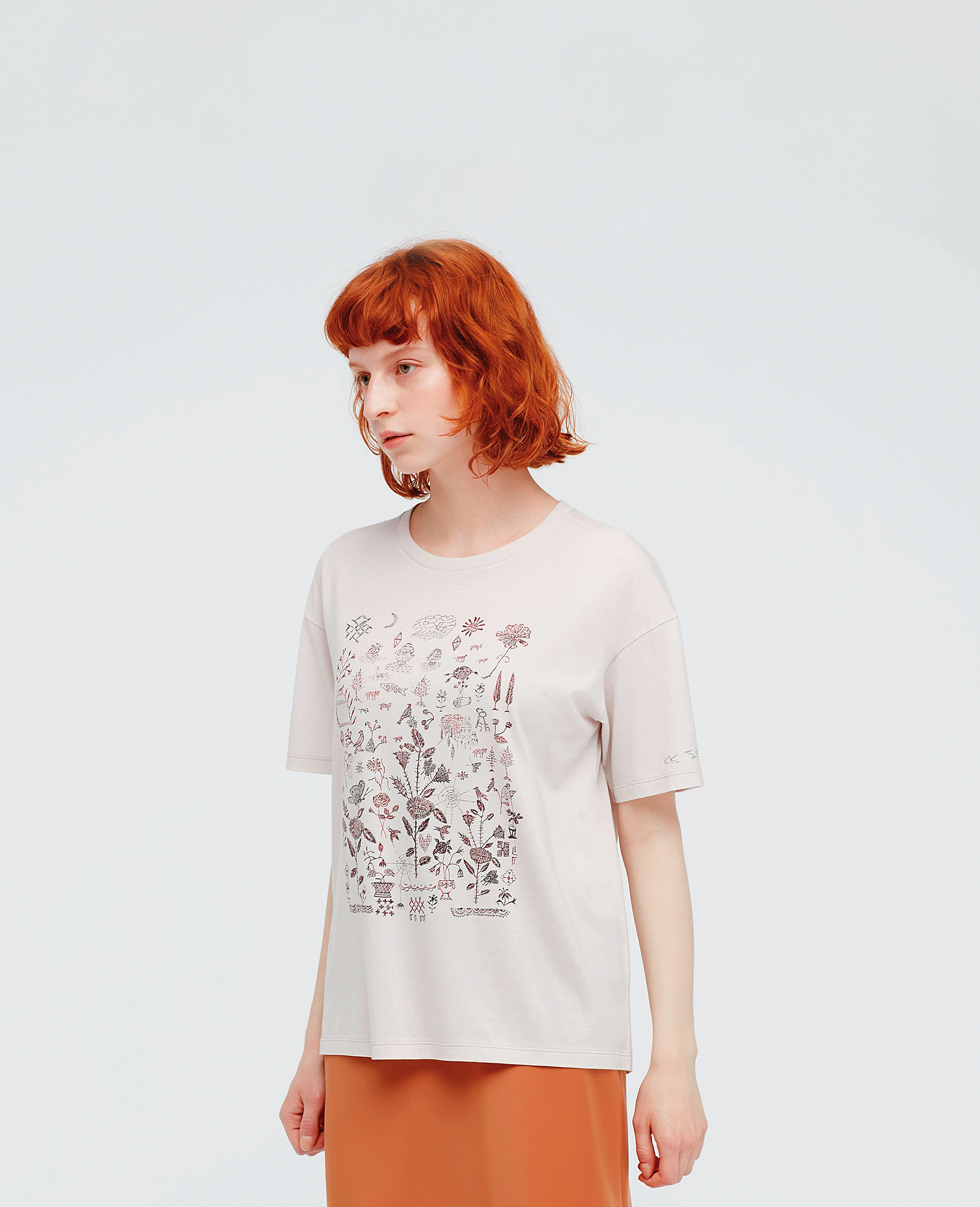Kiki Smith雕塑與版畫元素OF THEIR NATURE UT NT$590。（UNIQLO提供）