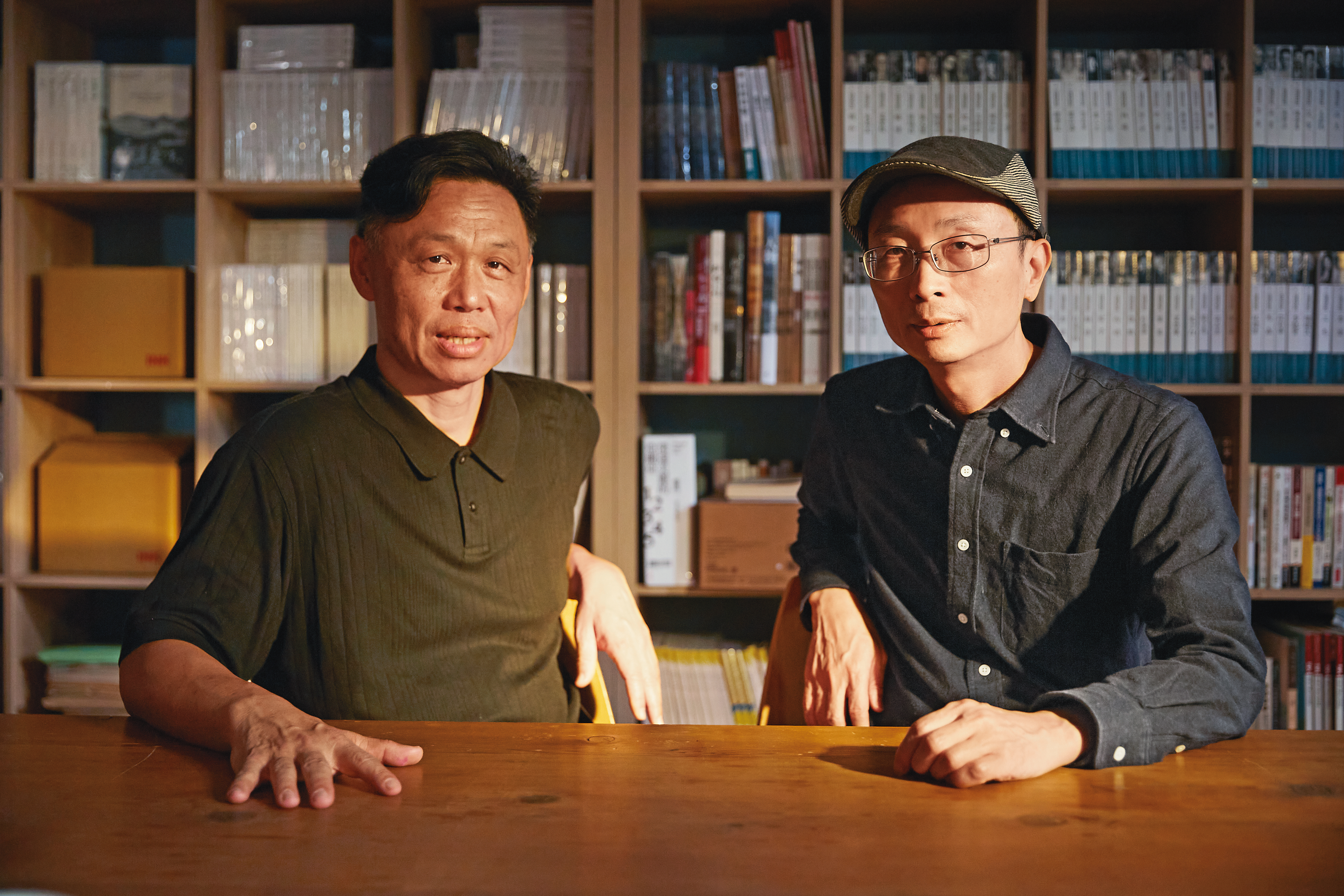 監製楊順清(左)表示,朱賢哲(右)的個性謙卑、溫暖,能給作家安全感,因此選他執導七等生的紀錄片。